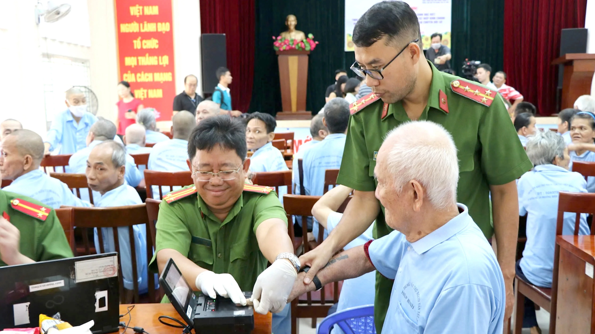 Xem nhanh 12h: Bật khóc ngày làm thẻ căn cước | Thế giới chuẩn bị ứng phó đại dịch X- Ảnh 1.