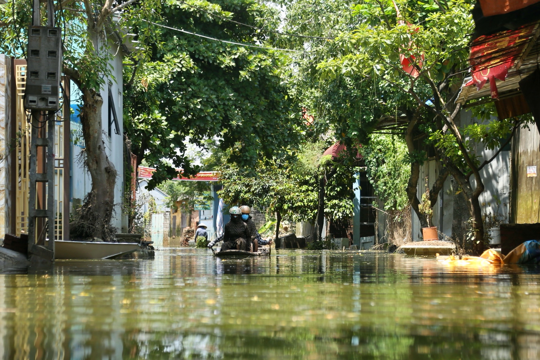 Nước rút, dân vùng rốn lũ Hà Nội hối hả dọn nhà- Ảnh 5.