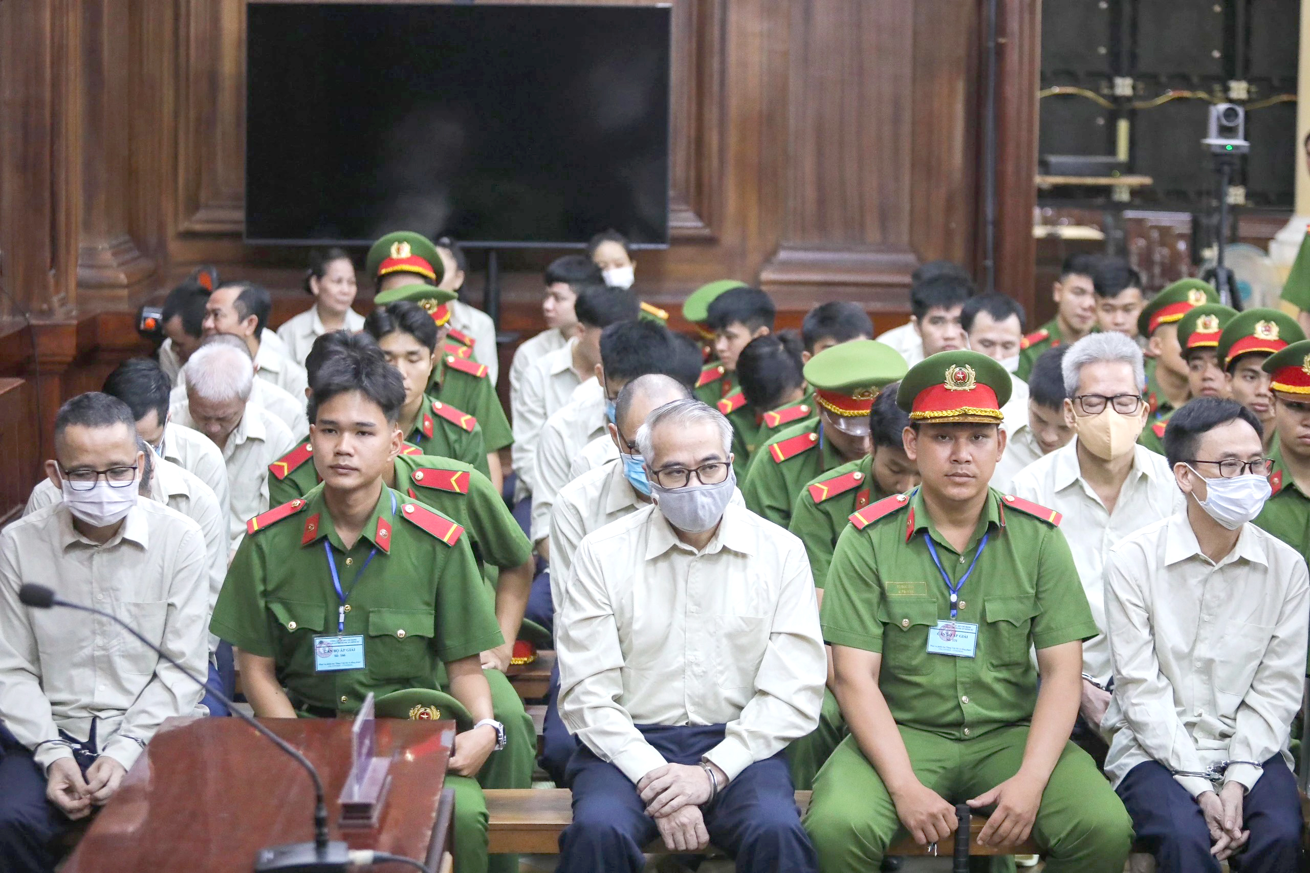 3 cựu lãnh đạo Cục Đăng kiểm bị đề nghị từ 4 - 25 năm tù- Ảnh 1. 3 cựu lãnh đạo Cục Đăng kiểm bị đề nghị từ 4 - 25 năm tù- Ảnh 1.