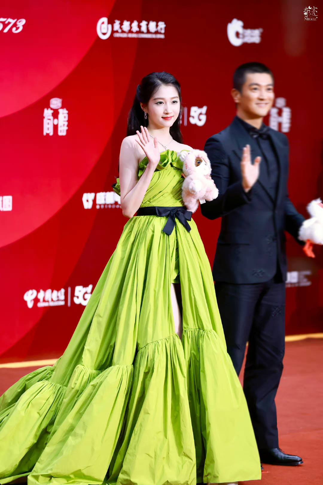 Ve stejném neonově zeleném tónu se Guan Xiaotong a Davika oblékli v opačných odstínech - Foto 1. Cùng tông xanh neon, Quan Hiểu Đồng và Davika lên đồ với sắc thái đối ngược nhau- Ảnh 1.