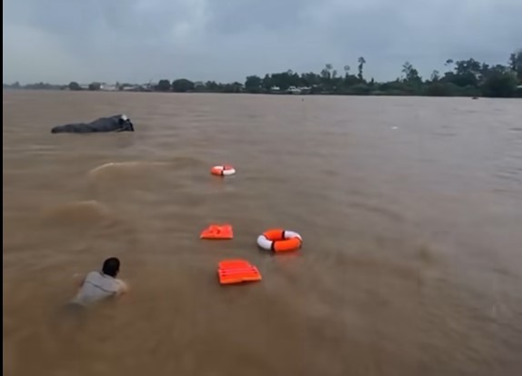 Tàu hàng tông phà chở khách, xe tải và nhiều người rơi xuống sông Vàm Nao- Ảnh 3.