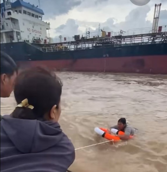 Tàu hàng tông phà chở khách, xe tải và nhiều người rơi xuống sông Vàm Nao- Ảnh 2.