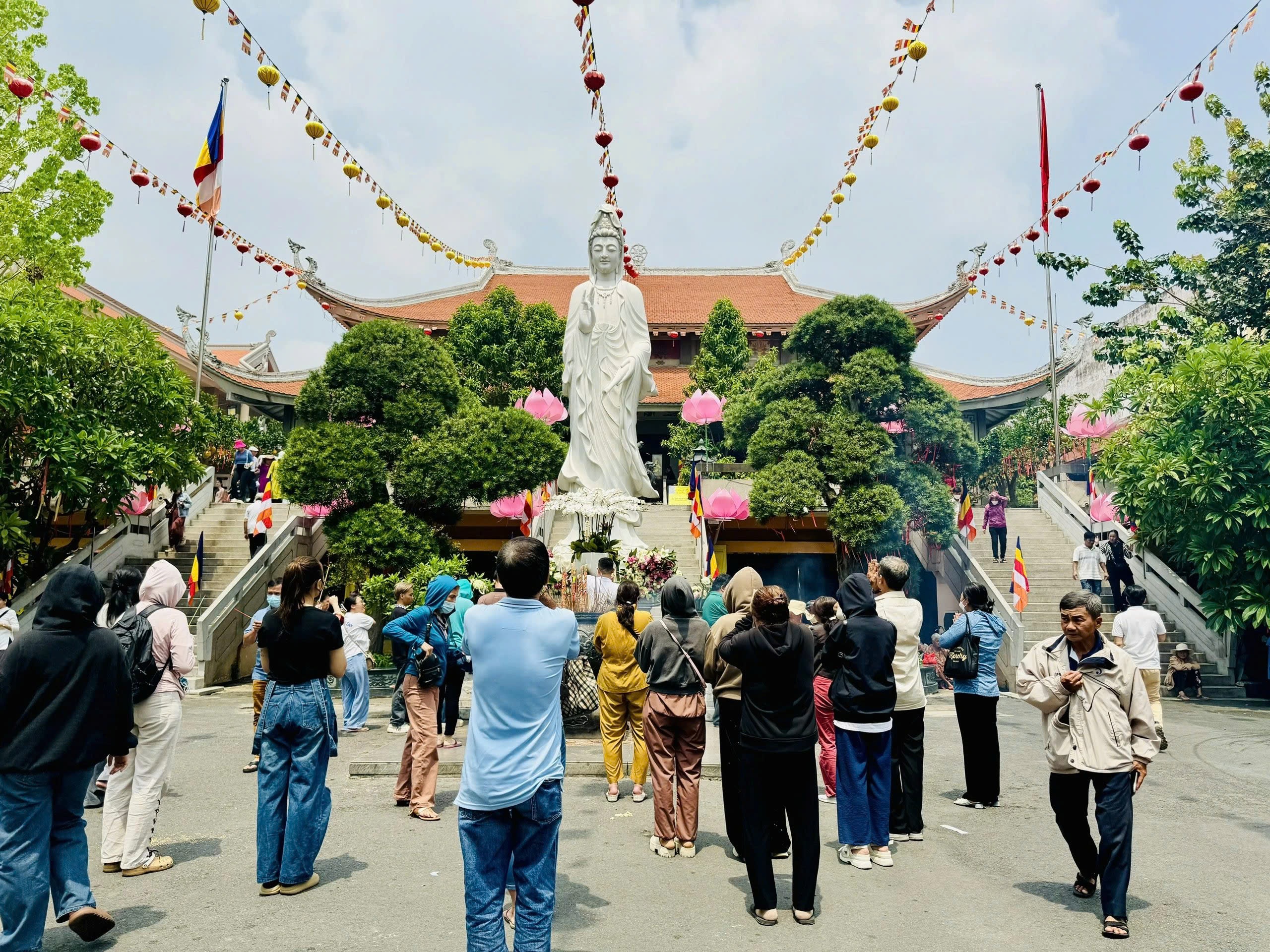 Đại lễ Vu lan 2024 tổ chức ở các ngôi chùa tại TP.HCM thế nào: Người dân tham dự ra sao?- Ảnh 2. Đại lễ Vu lan 2024 tổ chức ở các ngôi chùa tại TP.HCM thế nào: Người dân tham dự ra sao?- Ảnh 2.