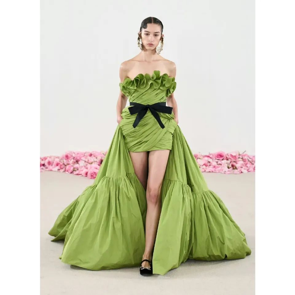 Ve stejném neonově zeleném tónu se Guan Xiaotong a Davika oblékli v opačných odstínech - Foto 3. Cùng tông xanh neon, Quan Hiểu Đồng và Davika lên đồ với sắc thái đối ngược nhau- Ảnh 3.