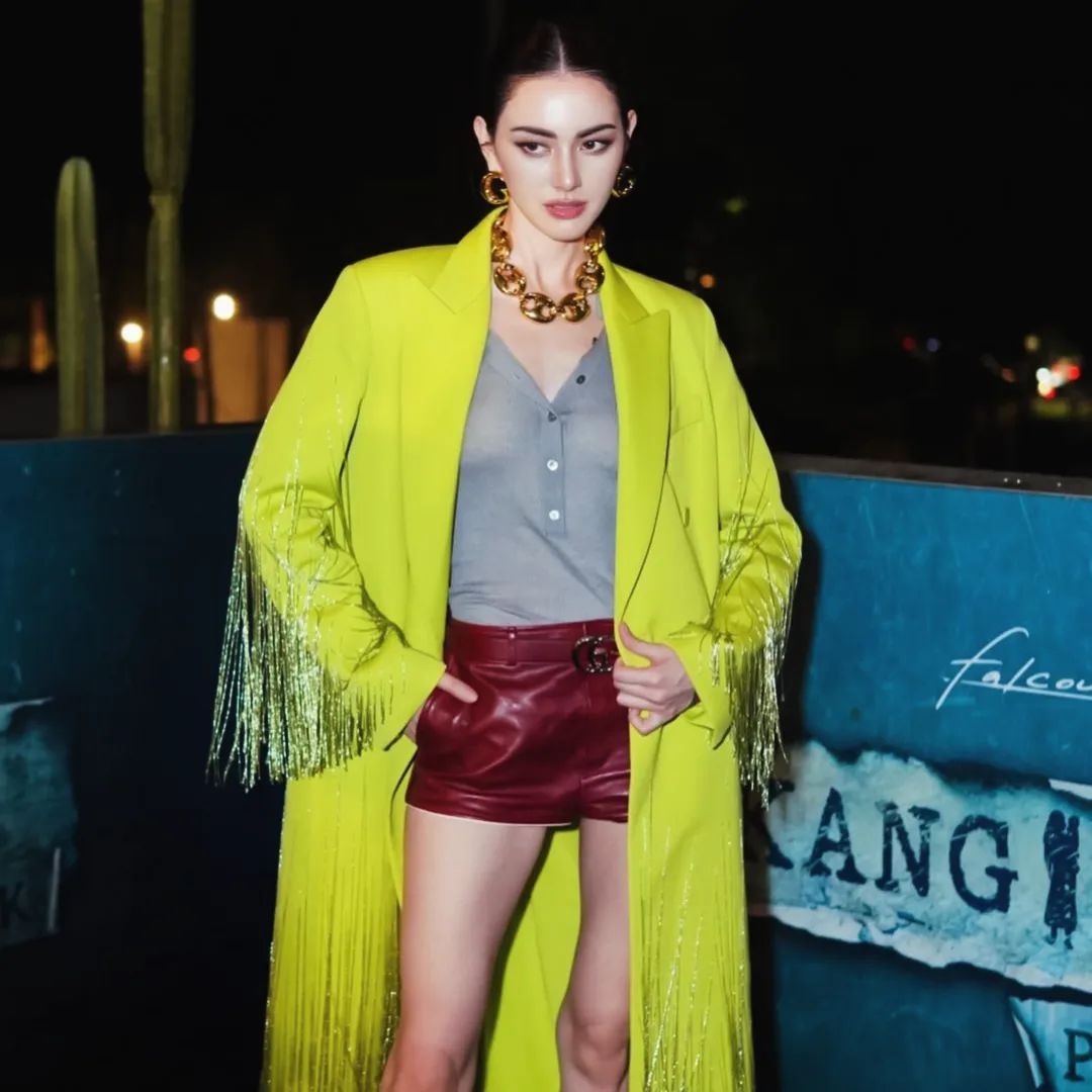 Ve stejném neonově zeleném tónu se Guan Xiaotong a Davika oblékli v opačných odstínech - Foto 6. Cùng tông xanh neon, Quan Hiểu Đồng và Davika lên đồ với sắc thái đối ngược nhau- Ảnh 6.