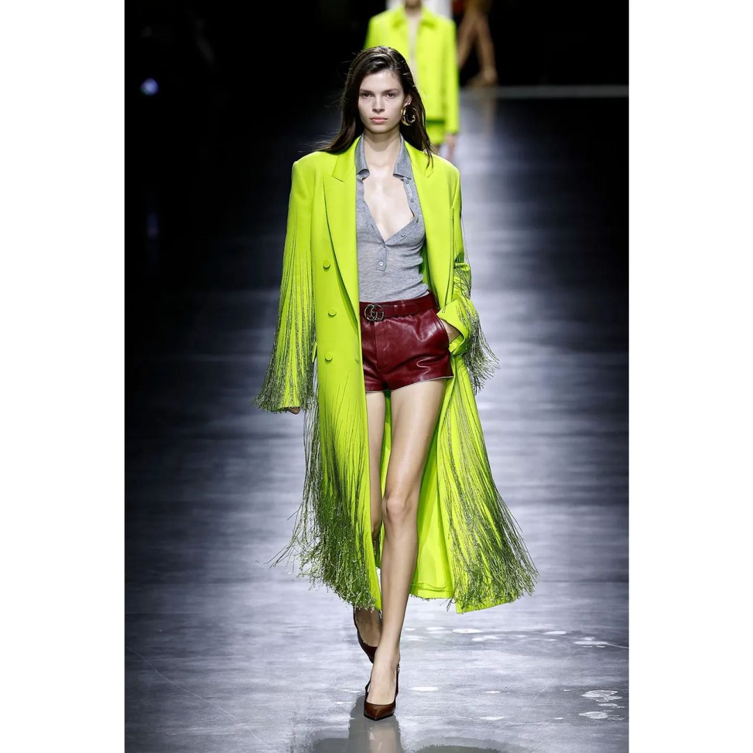 Ve stejném neonově zeleném tónu se Guan Xiaotong a Davika oblékli v opačných odstínech - Foto 8. Cùng tông xanh neon, Quan Hiểu Đồng và Davika lên đồ với sắc thái đối ngược nhau- Ảnh 8.