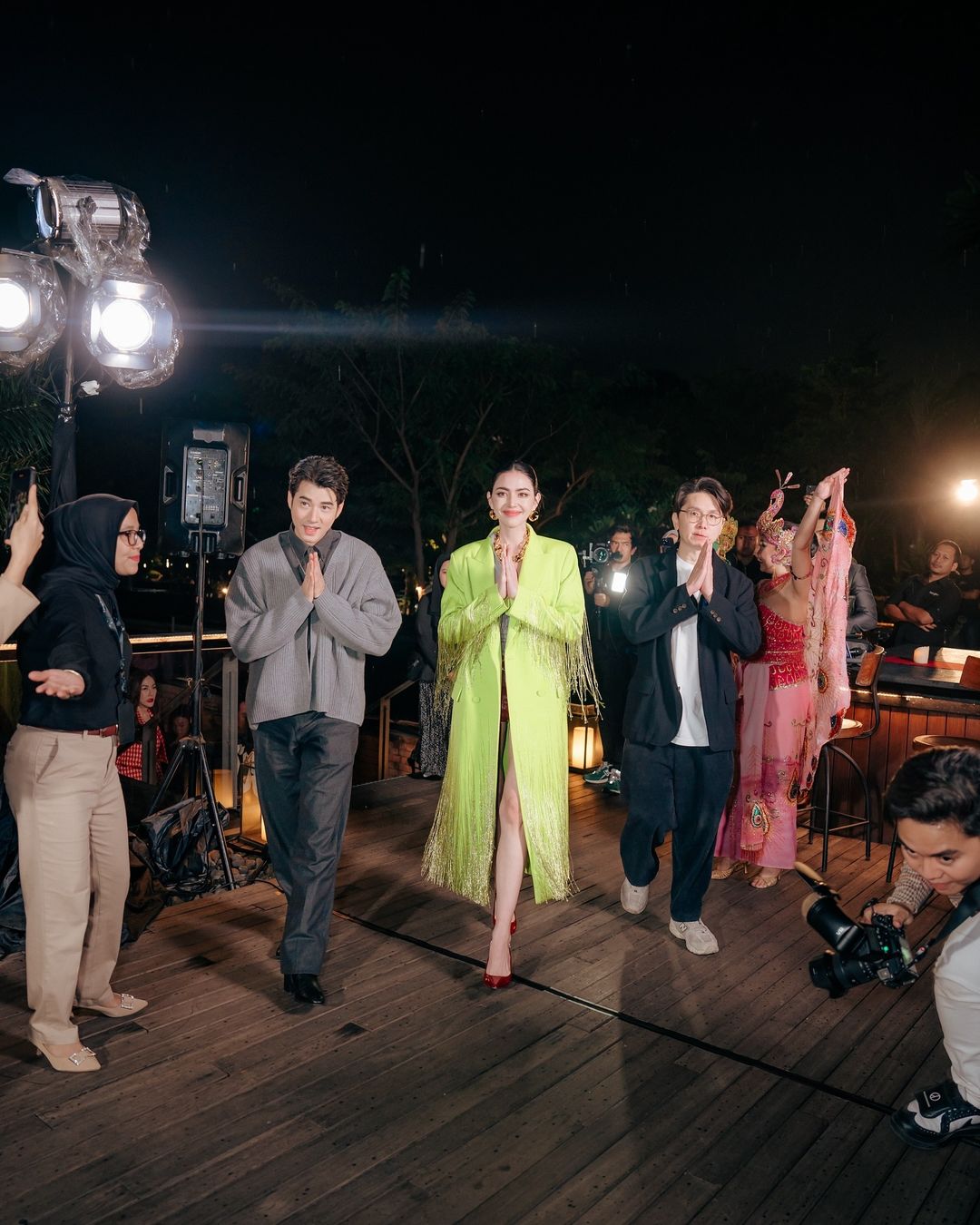 Ve stejném neonově zeleném tónu se Guan Xiaotong a Davika oblékli v opačných odstínech - Foto 7. Cùng tông xanh neon, Quan Hiểu Đồng và Davika lên đồ với sắc thái đối ngược nhau- Ảnh 7.