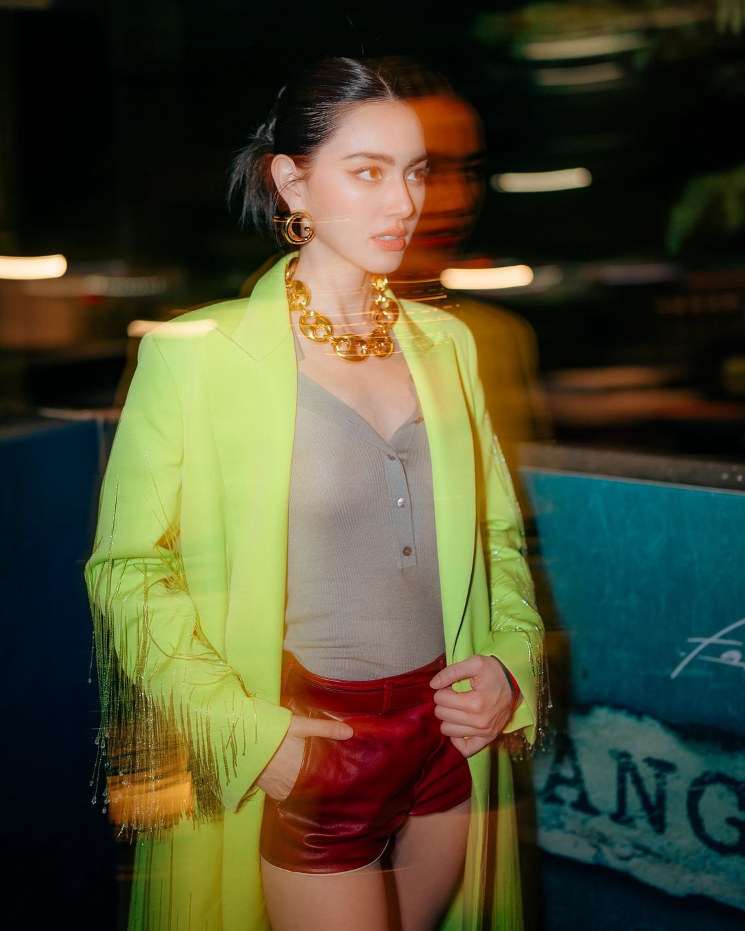 Ve stejném neonově zeleném tónu se Guan Xiaotong a Davika oblékli v opačných odstínech - Foto 5. Cùng tông xanh neon, Quan Hiểu Đồng và Davika lên đồ với sắc thái đối ngược nhau- Ảnh 5.