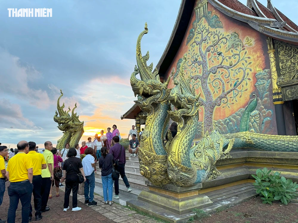 Cận cảnh ngôi chùa phát sáng duy nhất trên thế giới: Càng tối càng đông!- Ảnh 2.