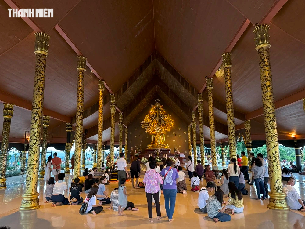 Cận cảnh ngôi chùa phát sáng duy nhất trên thế giới: Càng tối càng đông!- Ảnh 3.