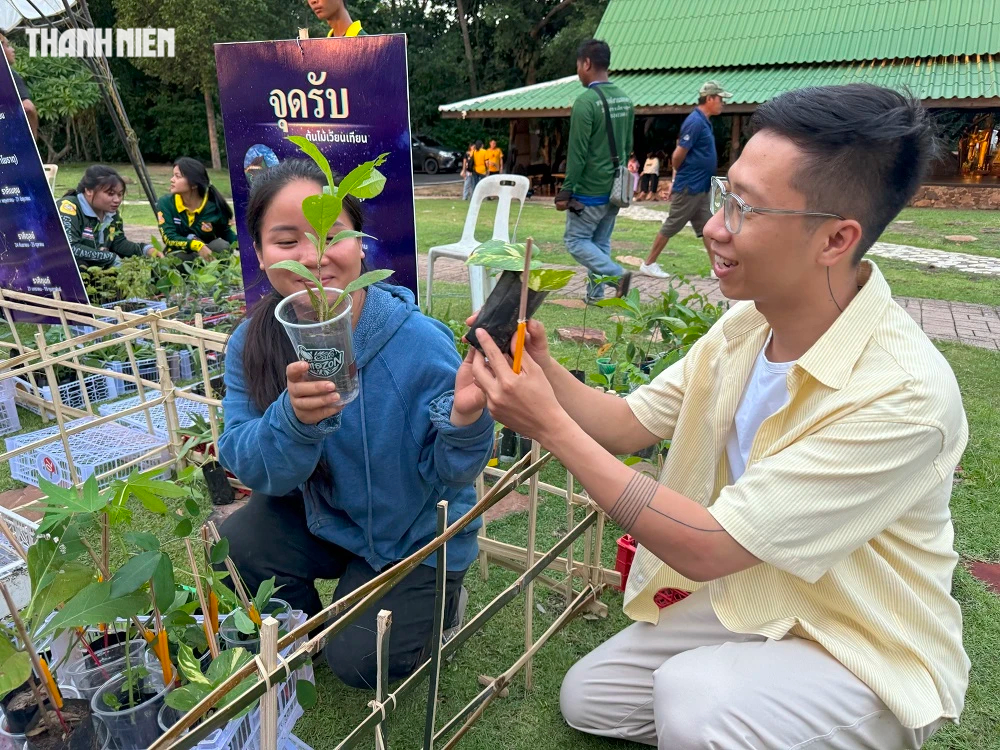 Cận cảnh ngôi chùa phát sáng duy nhất trên thế giới: Càng tối càng đông!- Ảnh 6.