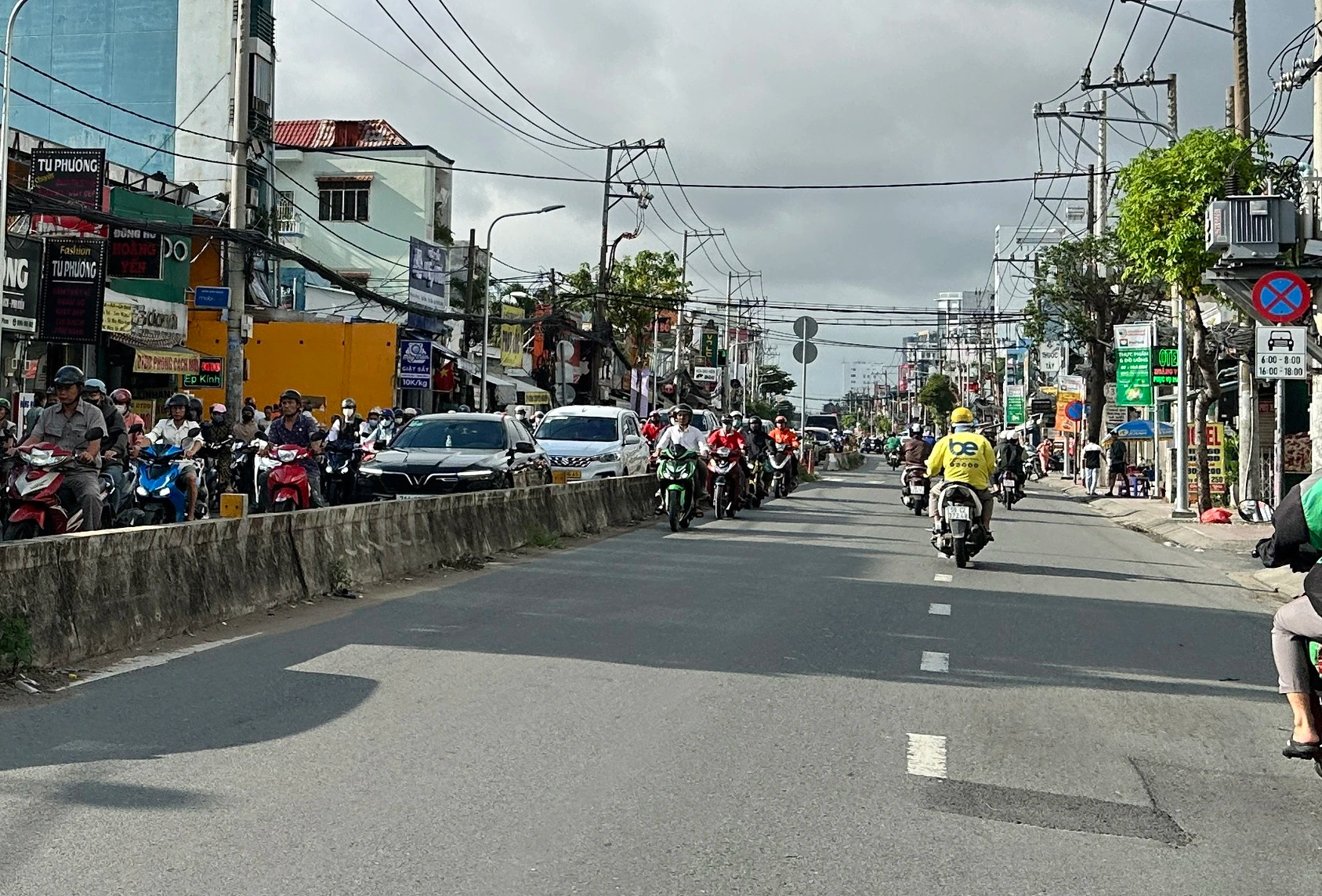 TP.HCM: Hàng loạt xe máy ngang nhiên chạy ngược chiều trên đường Huỳnh Tấn Phát- Ảnh 4.