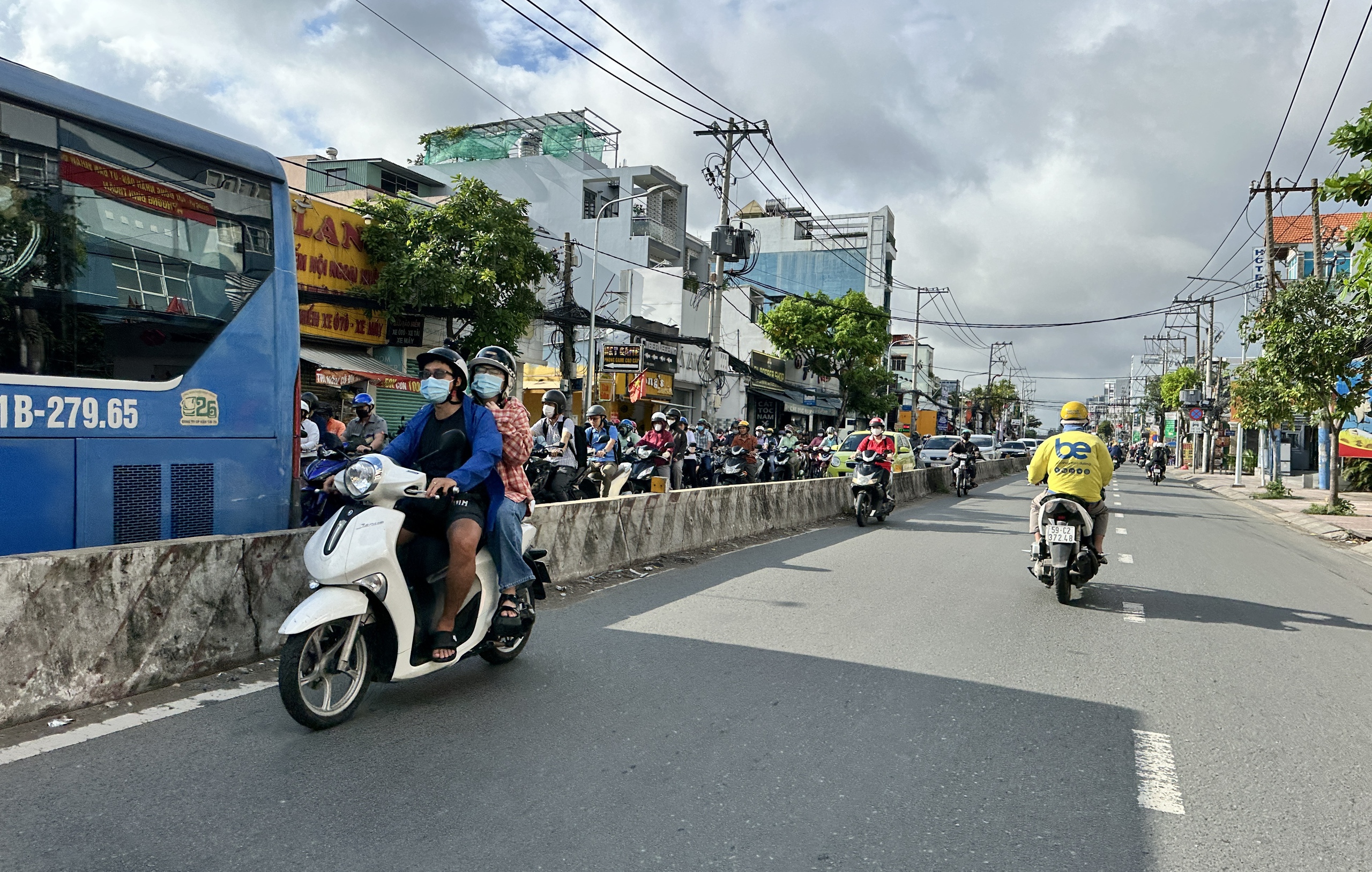 TP.HCM: Hàng loạt xe máy ngang nhiên chạy ngược chiều trên đường Huỳnh Tấn Phát- Ảnh 2.