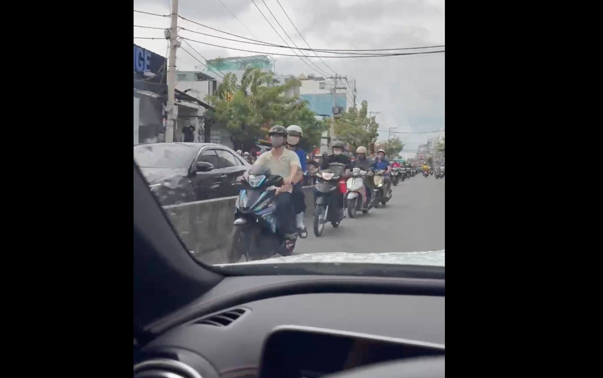 TP.HCM: Hàng loạt xe máy ngang nhiên chạy ngược chiều trên đường Huỳnh Tấn Phát- Ảnh 1.