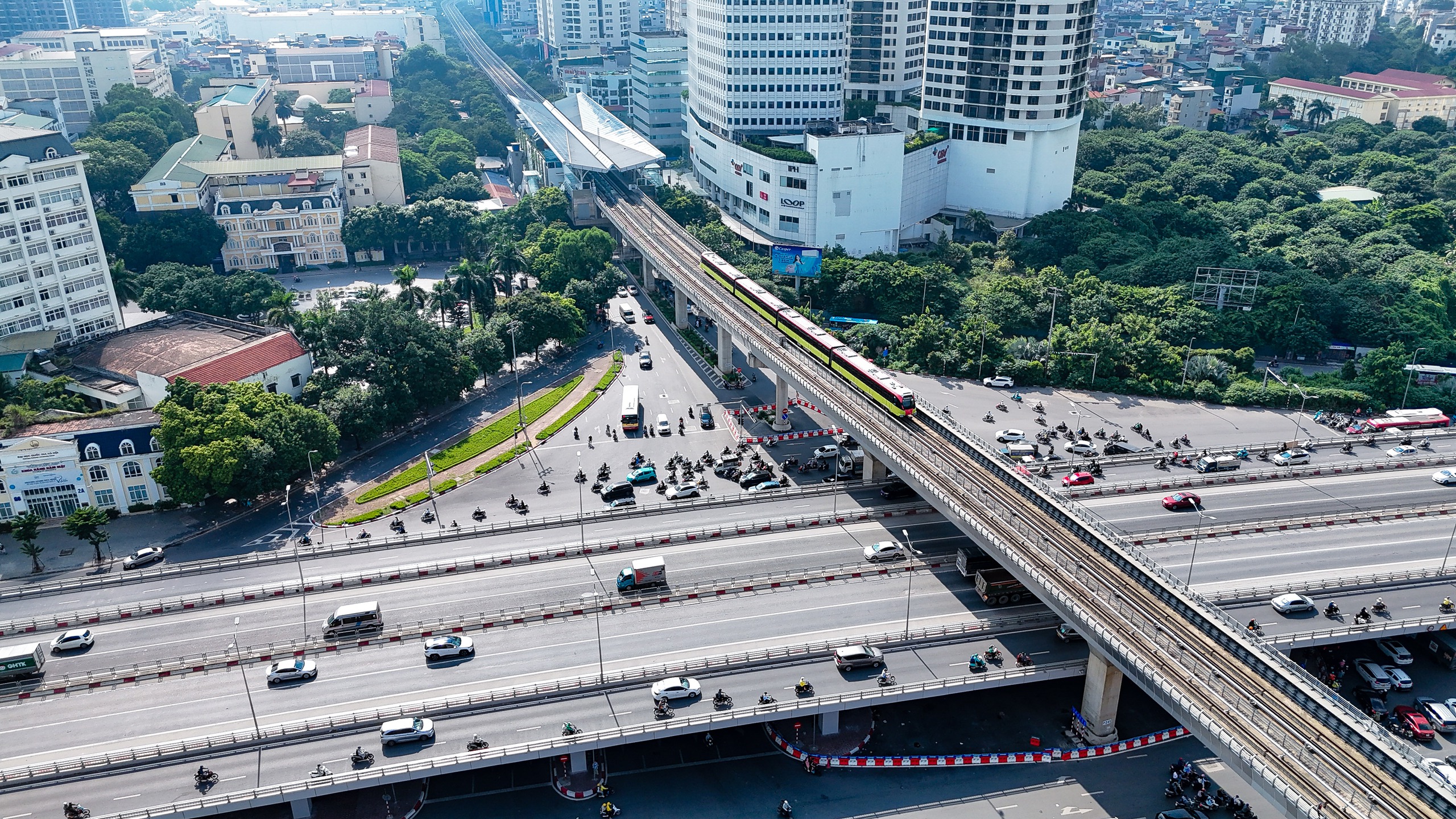 Trải nghiệm tuyến metro Nhổn - ga Hà Nội, người dân phấn khởi 'tàu đi nhanh quá'- Ảnh 1.