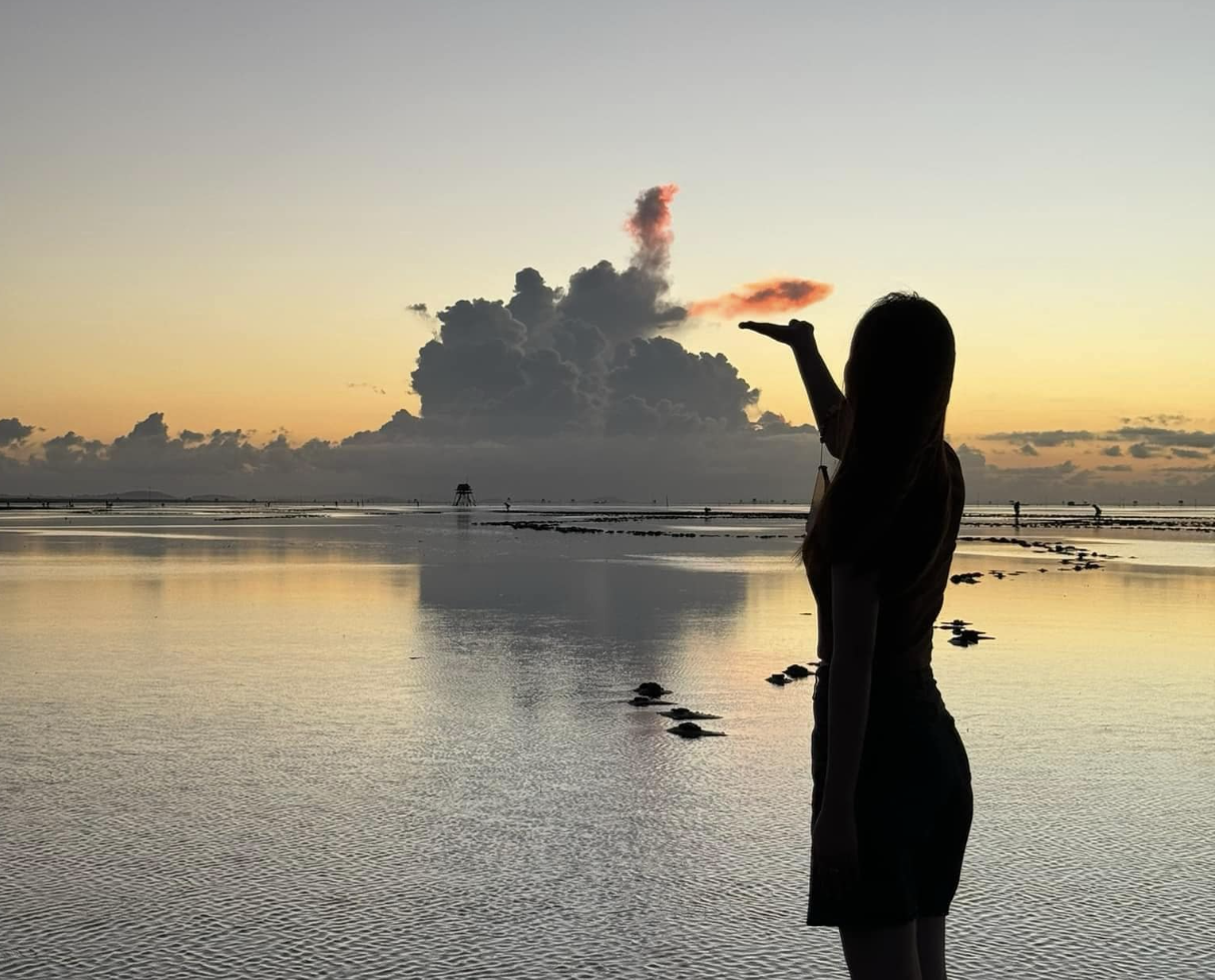 Kỳ lạ đ&aacute;m m&acirc;y nh&igrave;n như 'c&aacute; ch&eacute;p đỏ vượt vũ m&ocirc;n': Chuy&ecirc;n gia l&yacute; giải c&oacute; hay kh&ocirc;ng?- Ảnh 2.