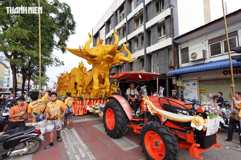 Những xe nến khổng lồ tại lễ hội nến khổng lồ 123 năm tuổi của Th&aacute;i Lan- Ảnh 1.