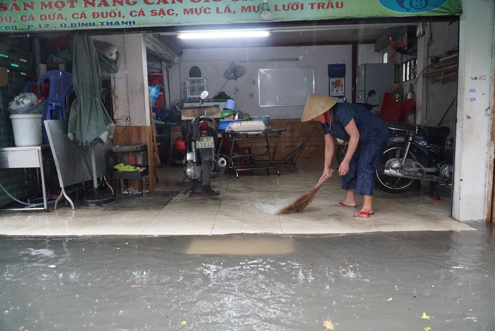 Mưa lớn, người dân ở TP.HCM: Nháo nhào lội nước ngập hơn 1 mét dọn rác, kê bờ bao- Ảnh 10.