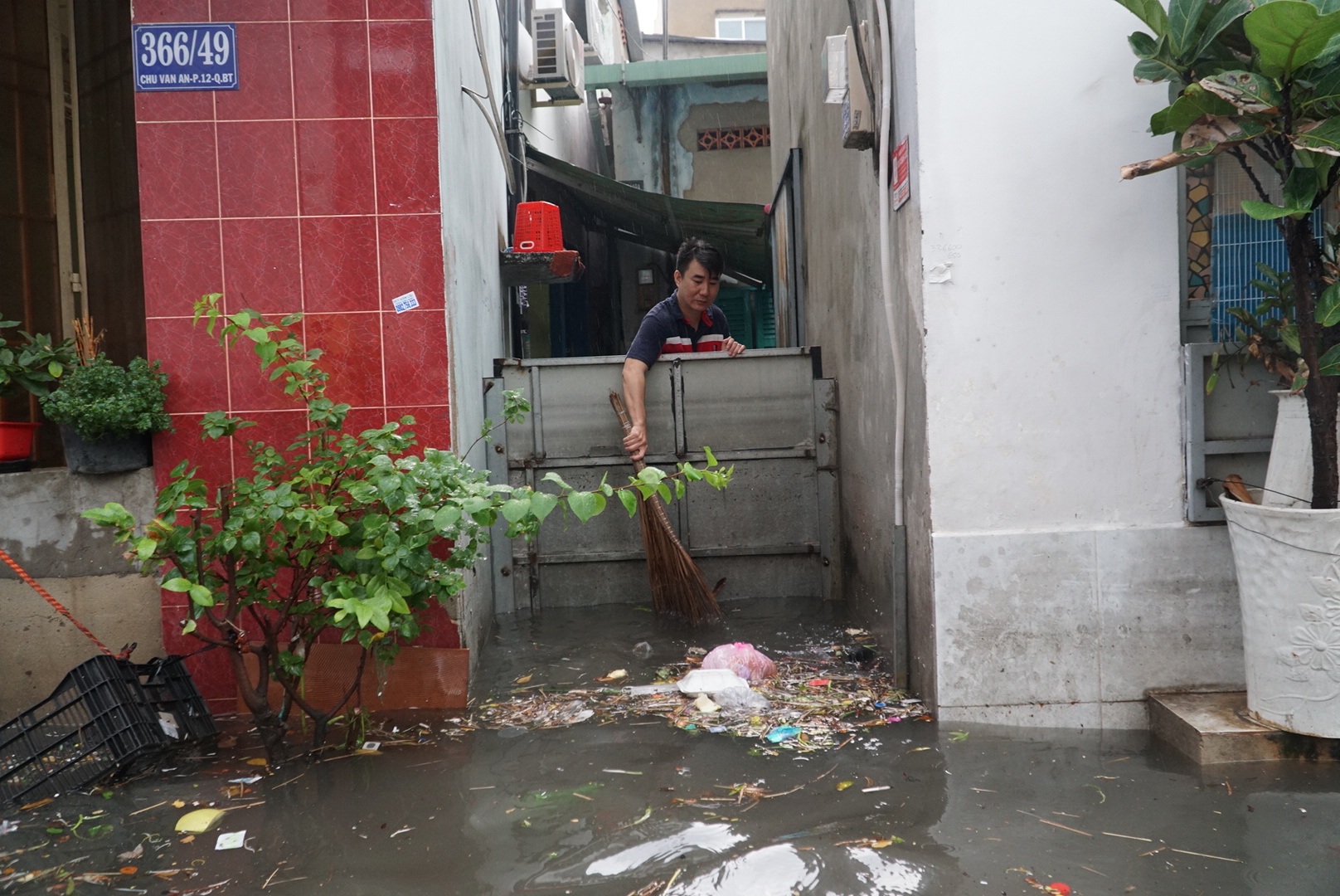 Mưa lớn, người dân ở TP.HCM: Nháo nhào lội nước ngập hơn 1 mét dọn rác, kê bờ bao- Ảnh 14.