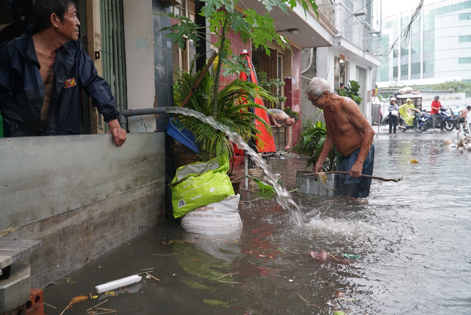 Mưa lớn, người dân ở TP.HCM: Nháo nhào lội nước ngập hơn 1 mét dọn rác, kê bờ bao- Ảnh 13.