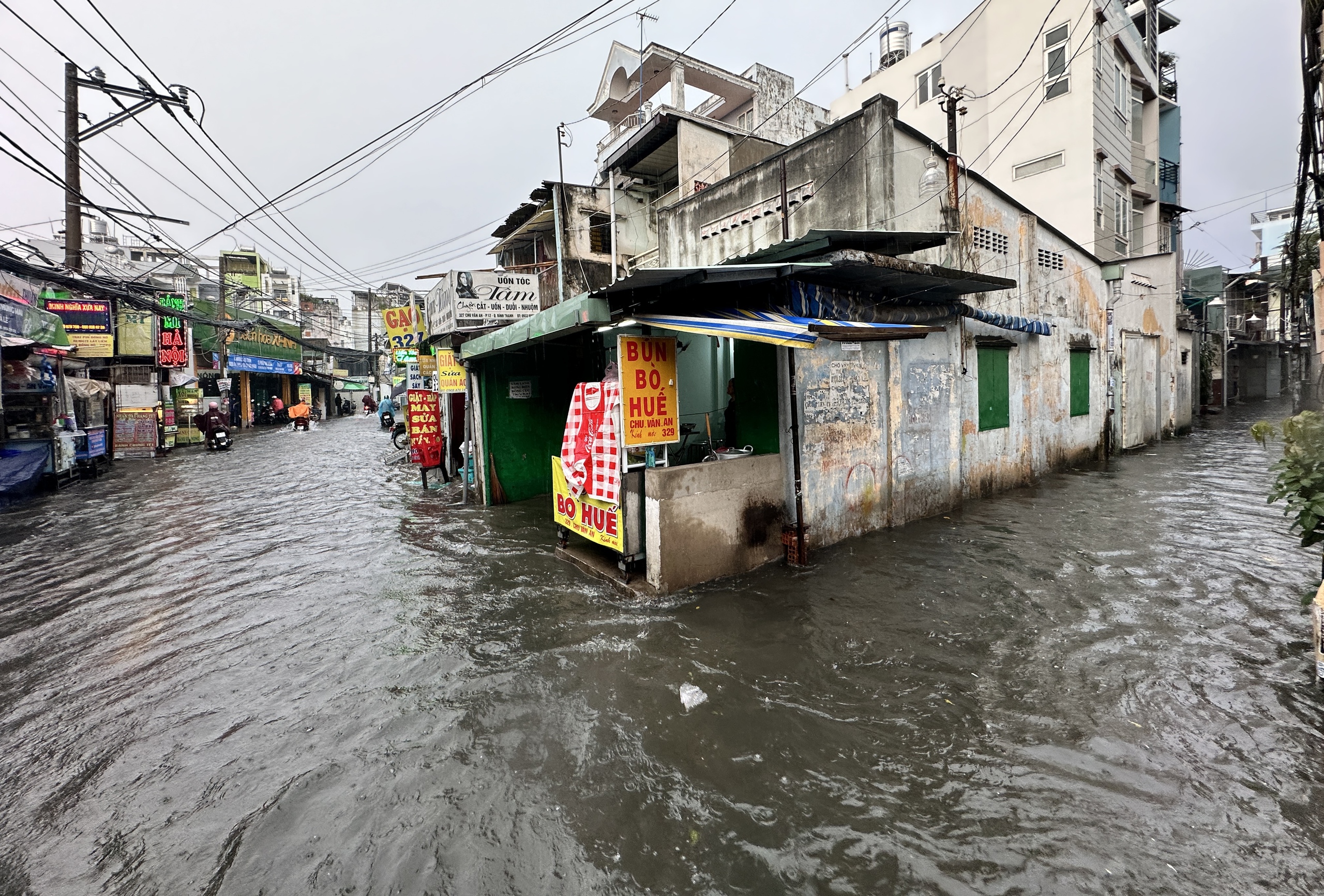 Mưa lớn, người dân ở TP.HCM: Nháo nhào lội nước ngập hơn 1 mét dọn rác, kê bờ bao- Ảnh 3.