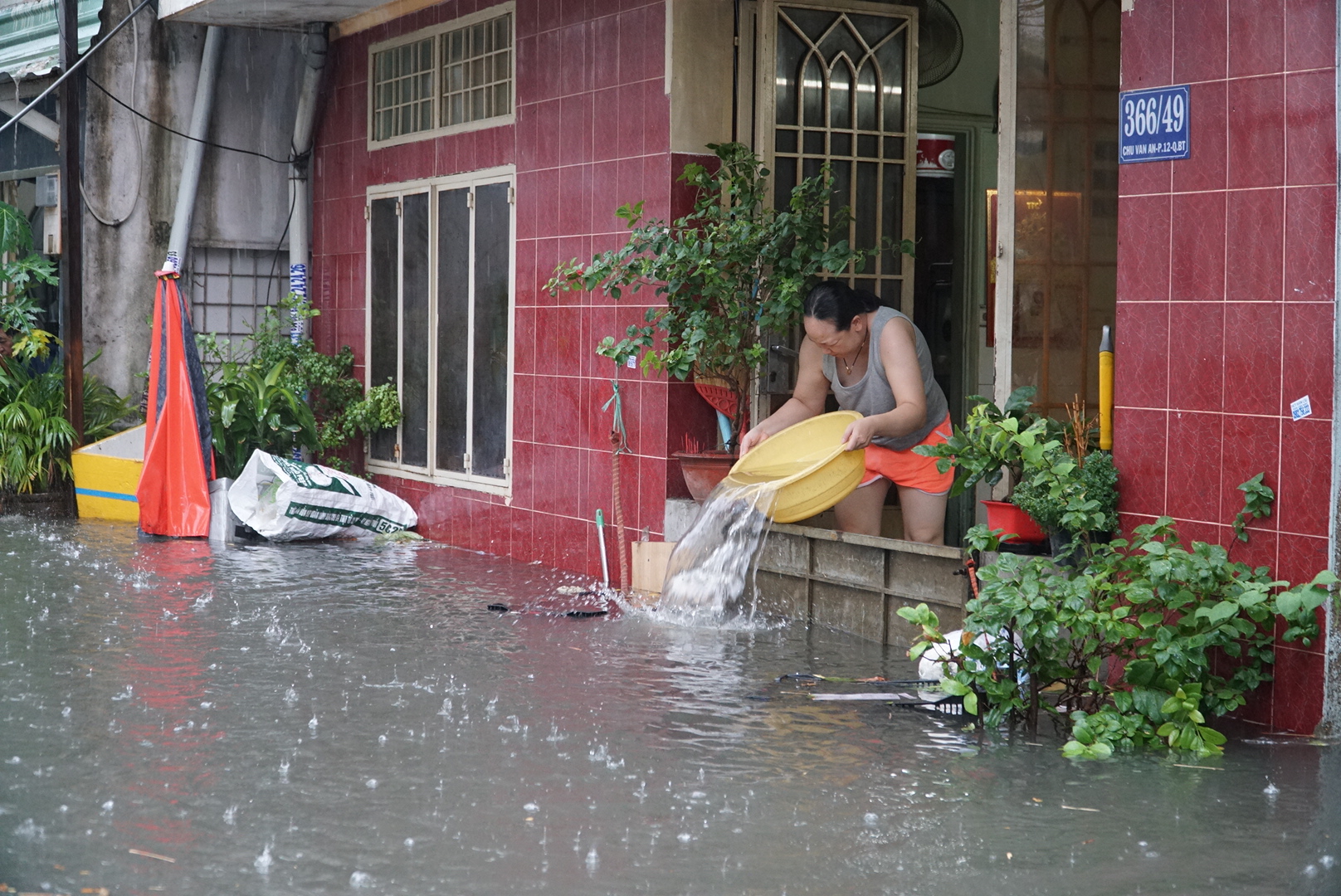 Mưa lớn, người dân ở TP.HCM: Nháo nhào lội nước ngập hơn 1 mét dọn rác, kê bờ bao- Ảnh 6.