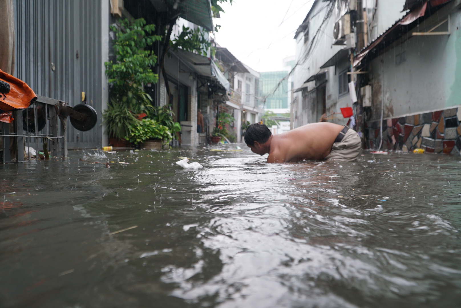 Mưa lớn, người dân ở TP.HCM: Nháo nhào lội nước ngập hơn 1 mét dọn rác, kê bờ bao- Ảnh 8.