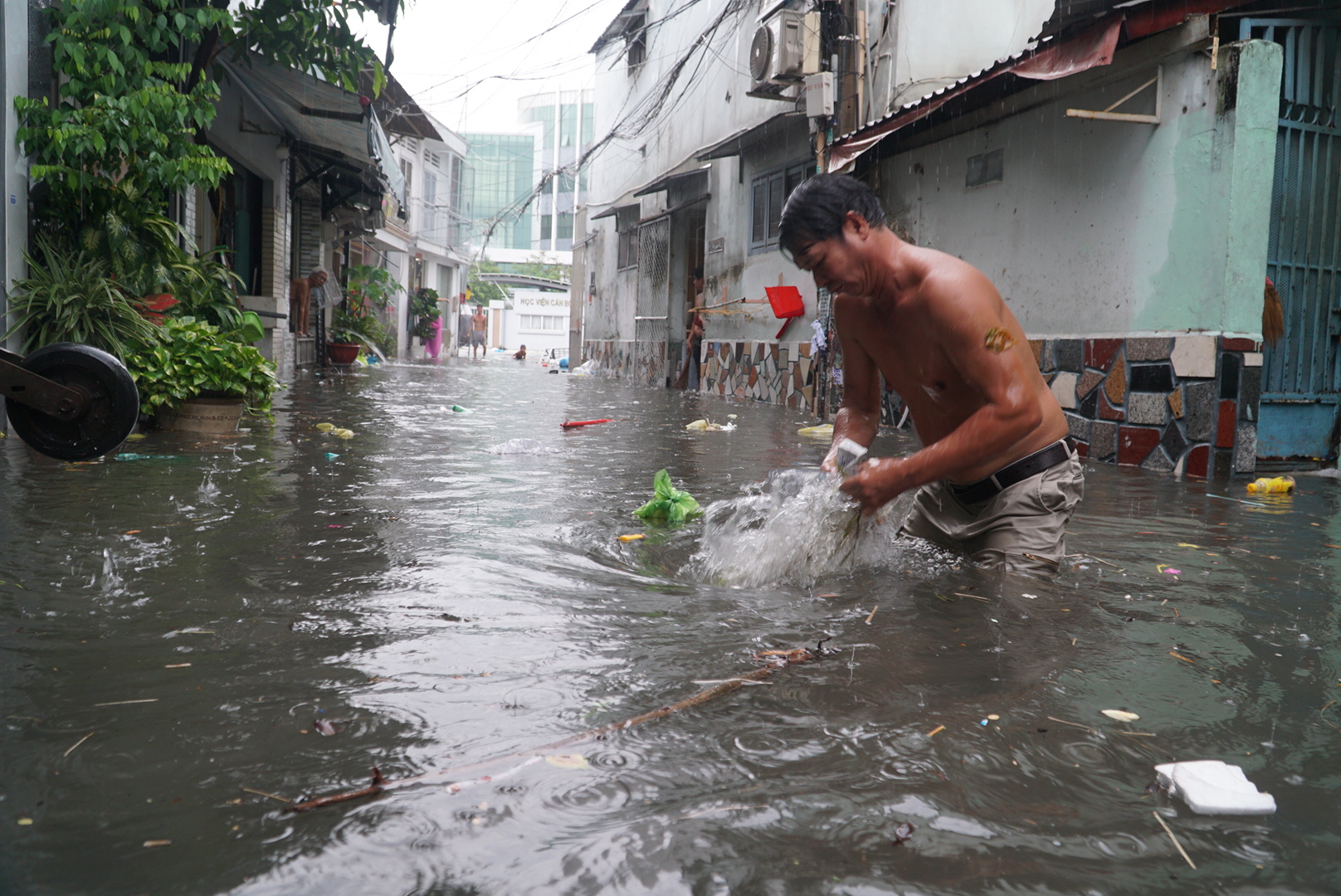 Mưa lớn, người dân ở TP.HCM: Nháo nhào lội nước ngập hơn 1 mét dọn rác, kê bờ bao- Ảnh 9.