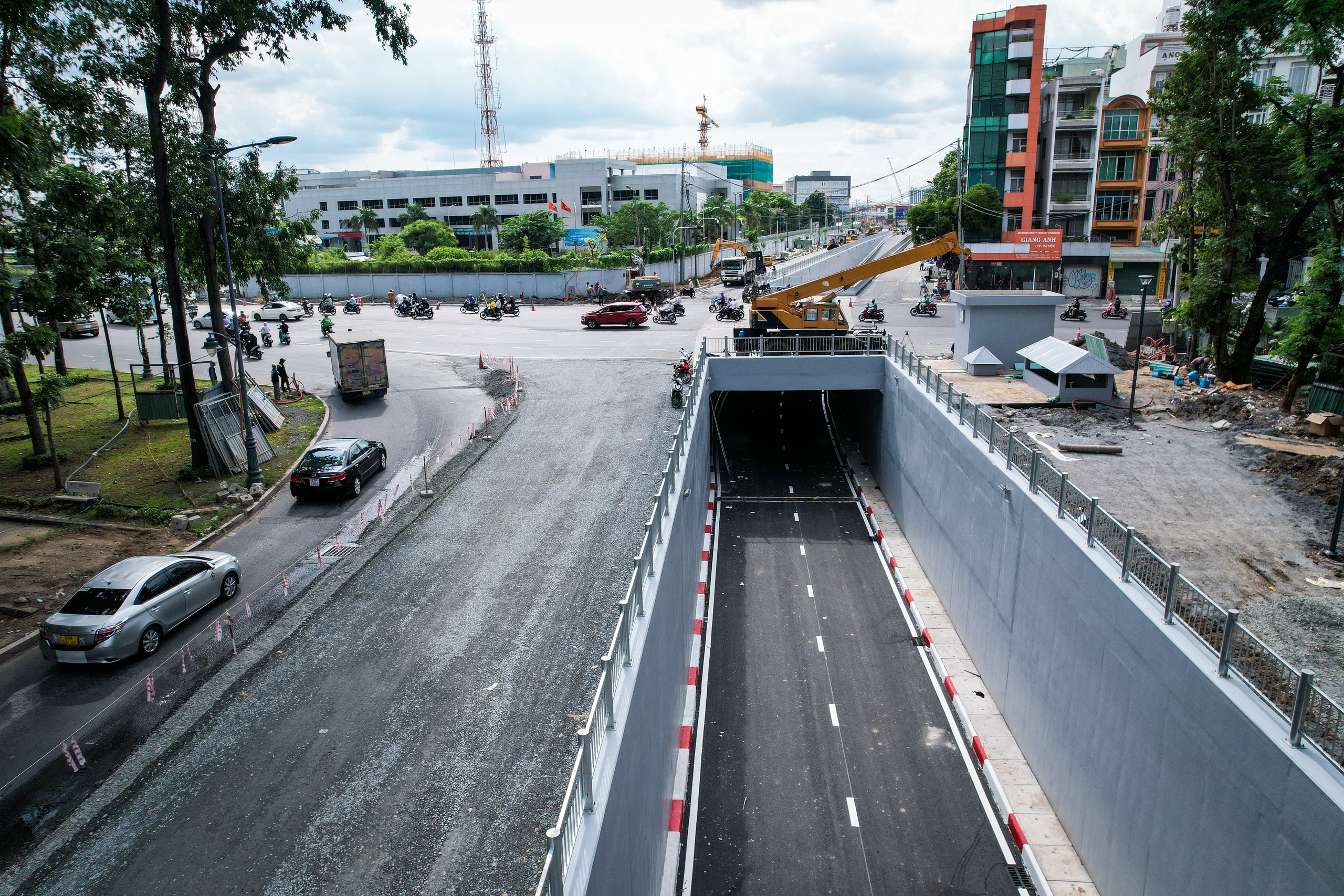 Hầm chui ngàn tỉ giảm tải cửa ngõ sân bay Tân Sơn Nhất trước ngày thông xe- Ảnh 1.