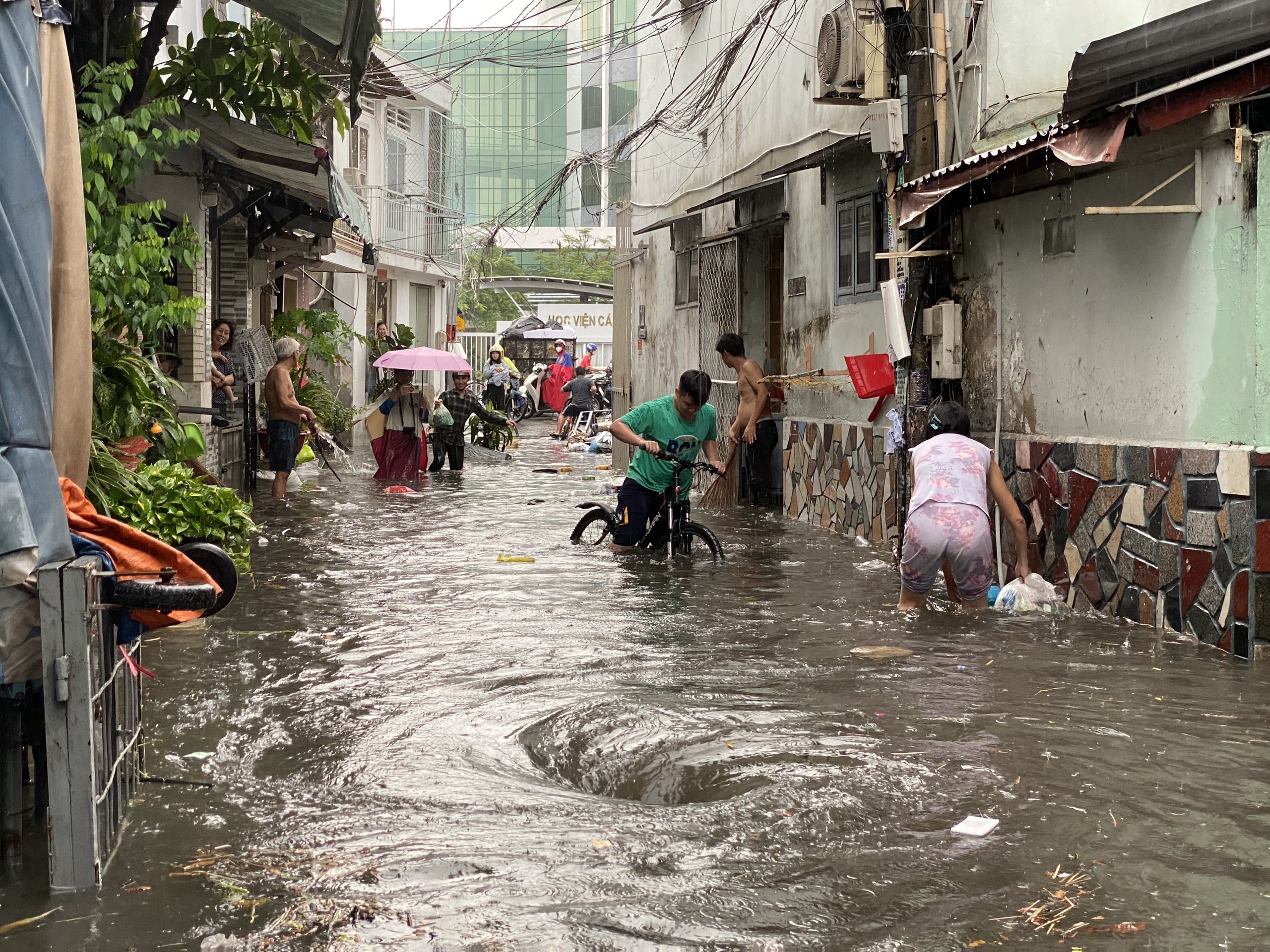 Người dân ngán ngẩm cảnh 'cứ mưa là ngập như sông giữa Sài Gòn'- Ảnh 3.