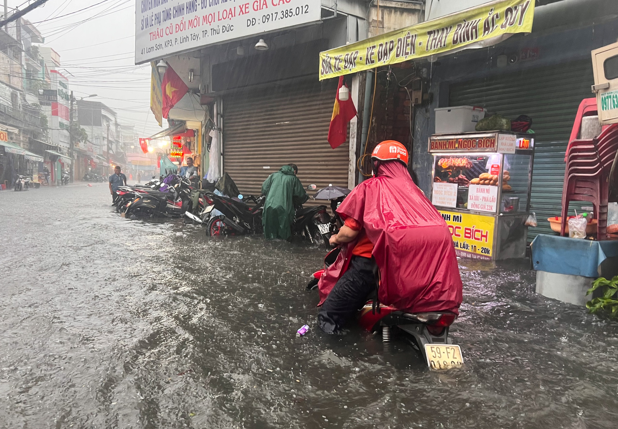 TP.HCM có mưa cực to: Nắp cống bung, nước cuồn cuộn ngập gần bánh xe- Ảnh 4.