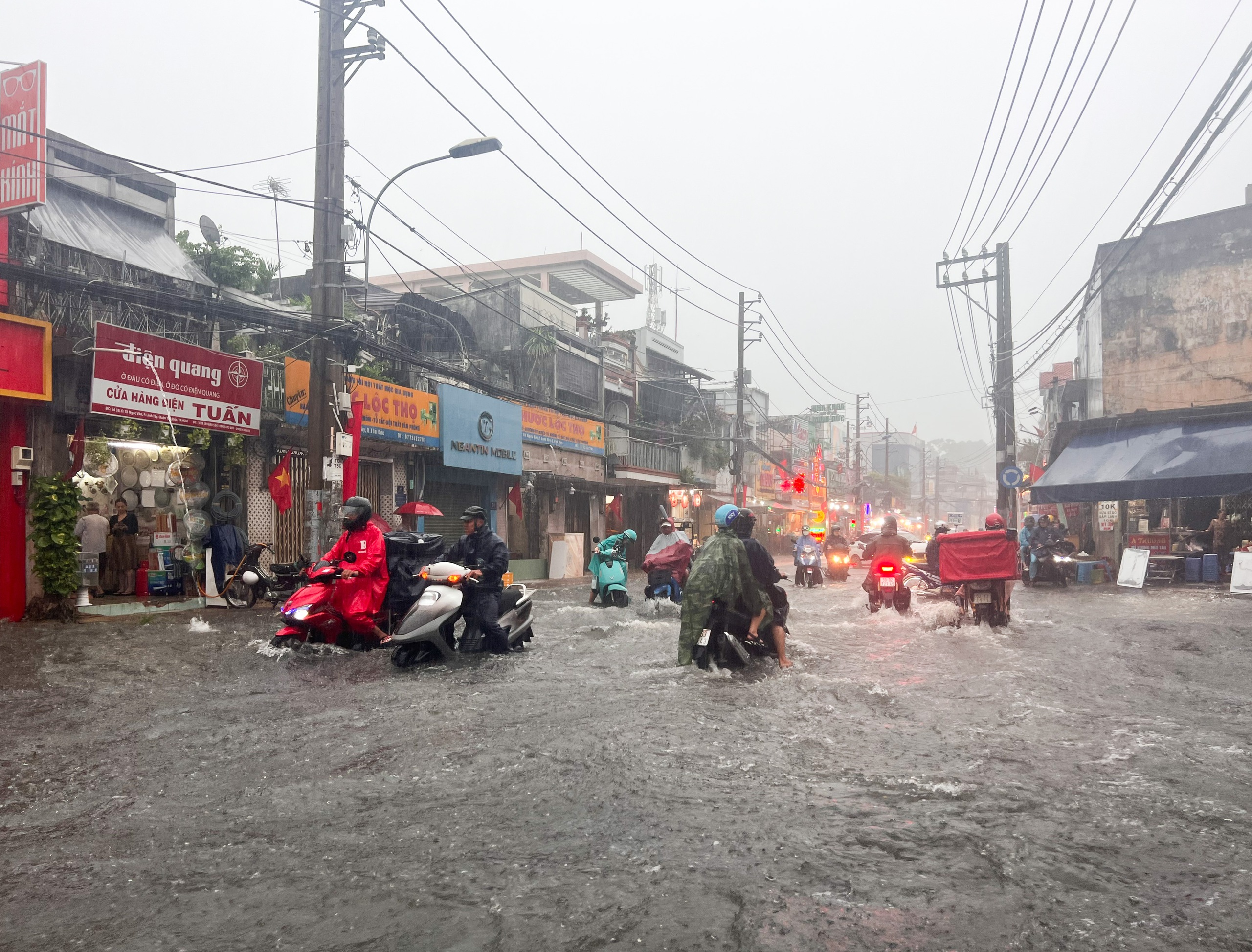 TP.HCM có mưa cực to: Nắp cống bung, nước cuồn cuộn ngập gần bánh xe- Ảnh 3.