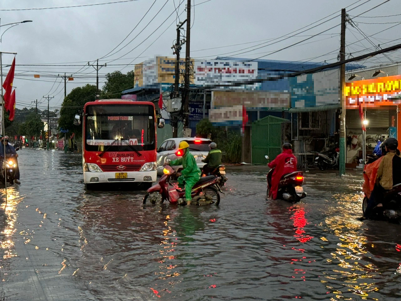 Bình Dương: Mưa lớn gây ngập ở 2 thành phố, giao thông ùn tắc- Ảnh 7.