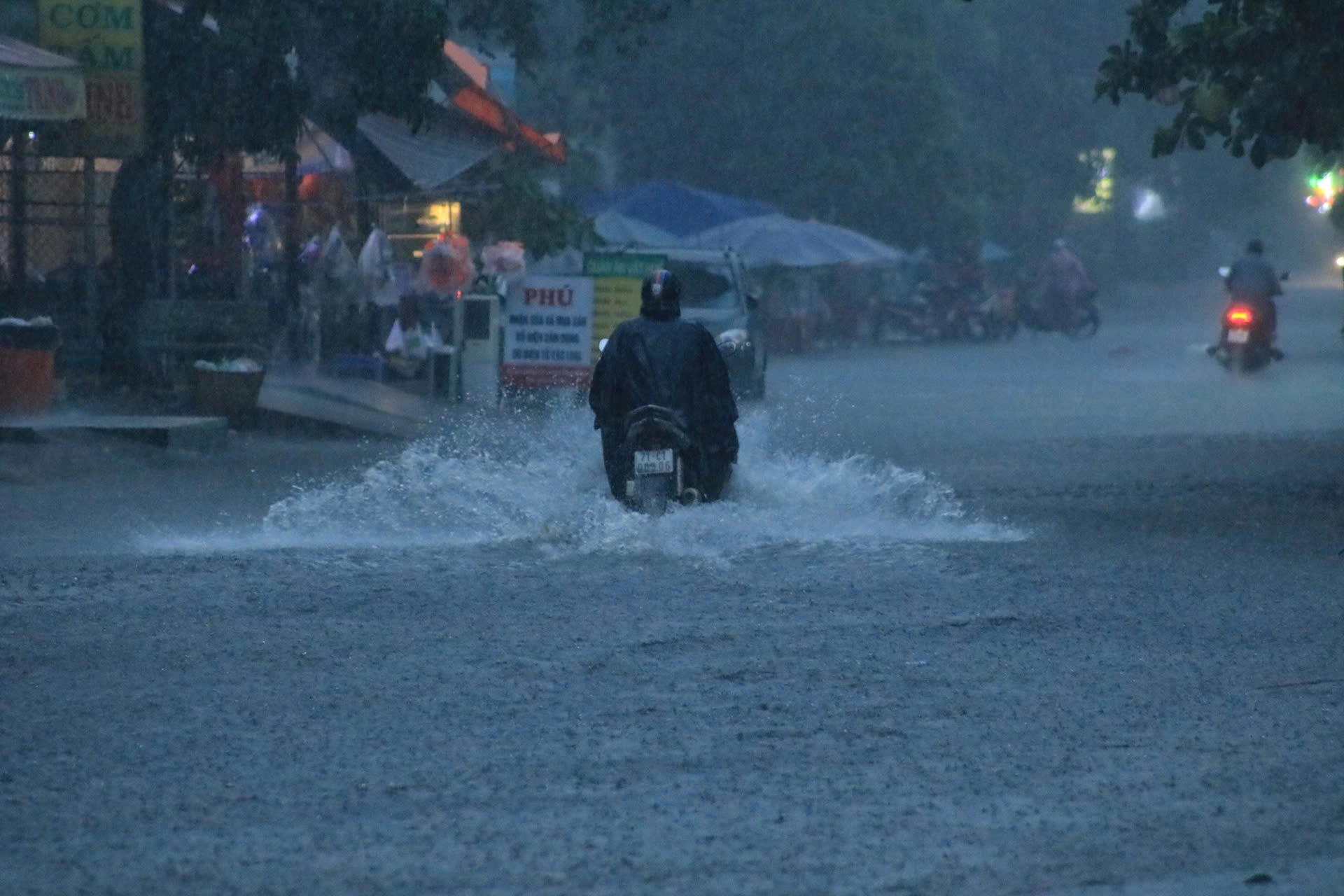 Ngày thứ hai nghỉ lễ 2.9, mưa cực to ở TP.HCM: Nhiều tuyến đường ngập lênh láng- Ảnh 2.