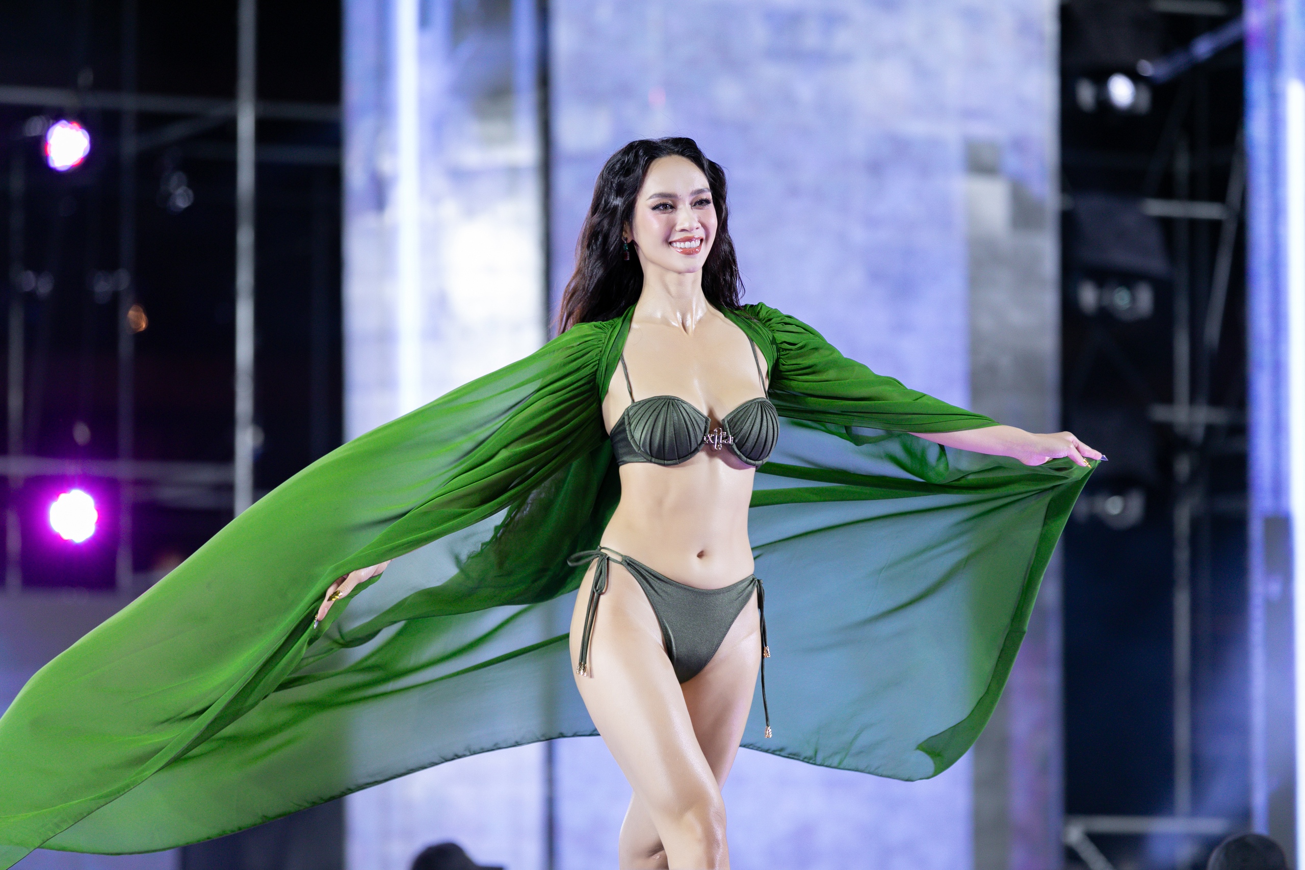 Kỳ Duyên cùng dàn người đẹp Miss Universe Vietnam trình diễn áo tắm nóng bỏng- Ảnh 8.