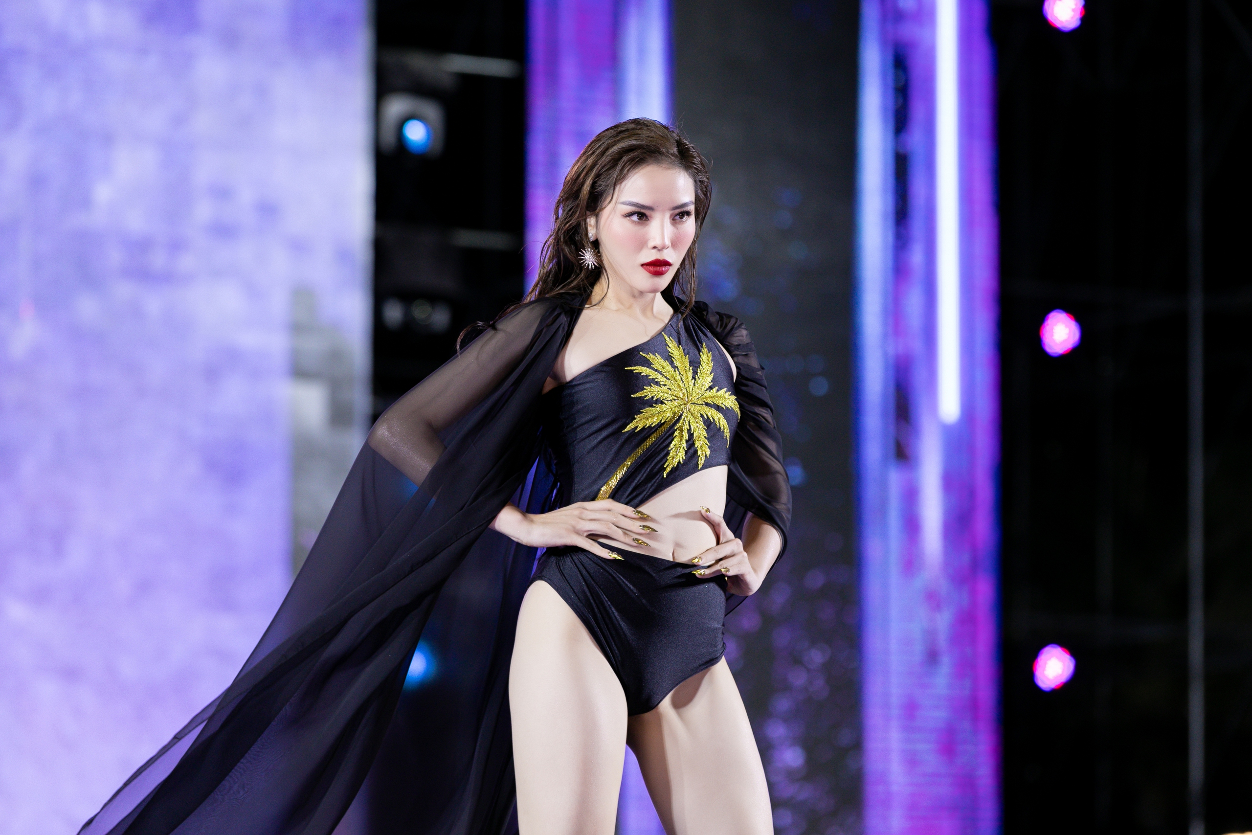 Kỳ Duyên cùng dàn người đẹp Miss Universe Vietnam trình diễn áo tắm nóng bỏng- Ảnh 1.