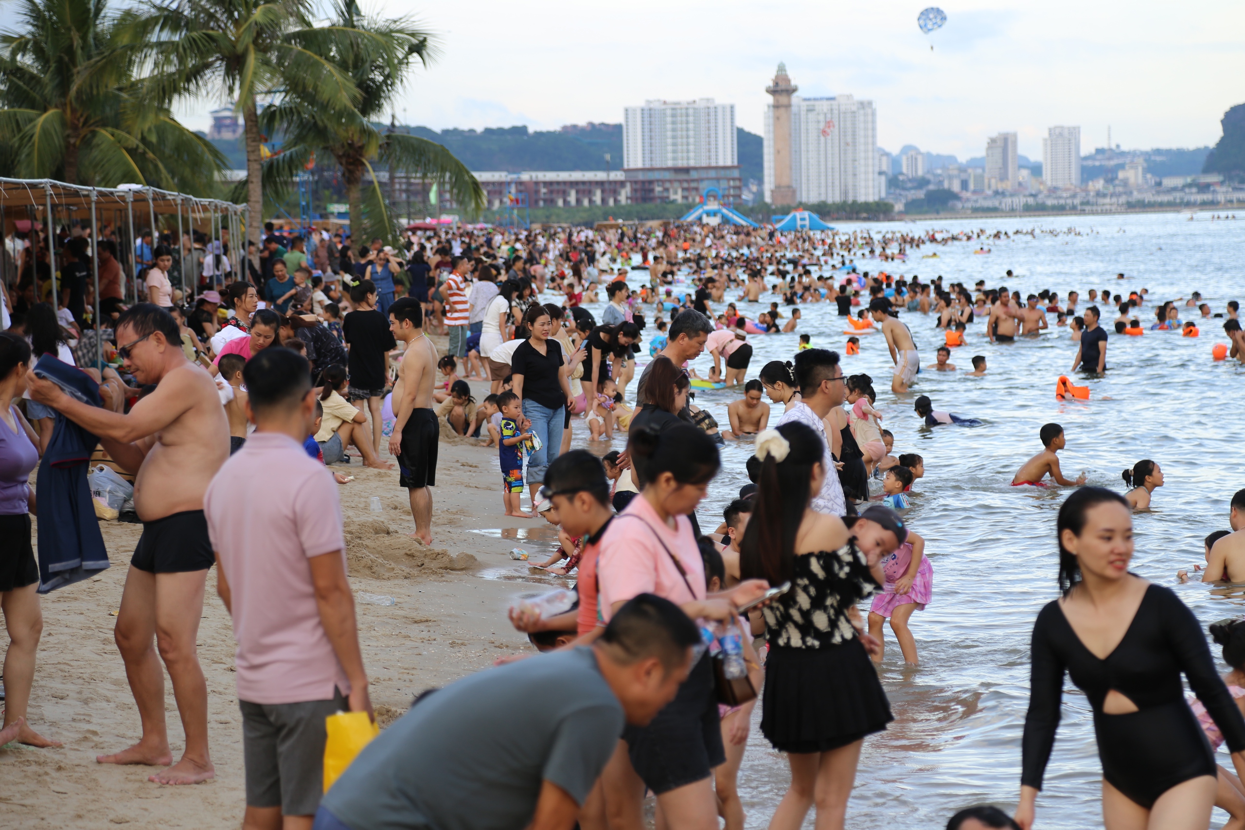 Du khách thích thú bay khinh khí cầu, bơi biển Hạ Long - Ảnh 3.