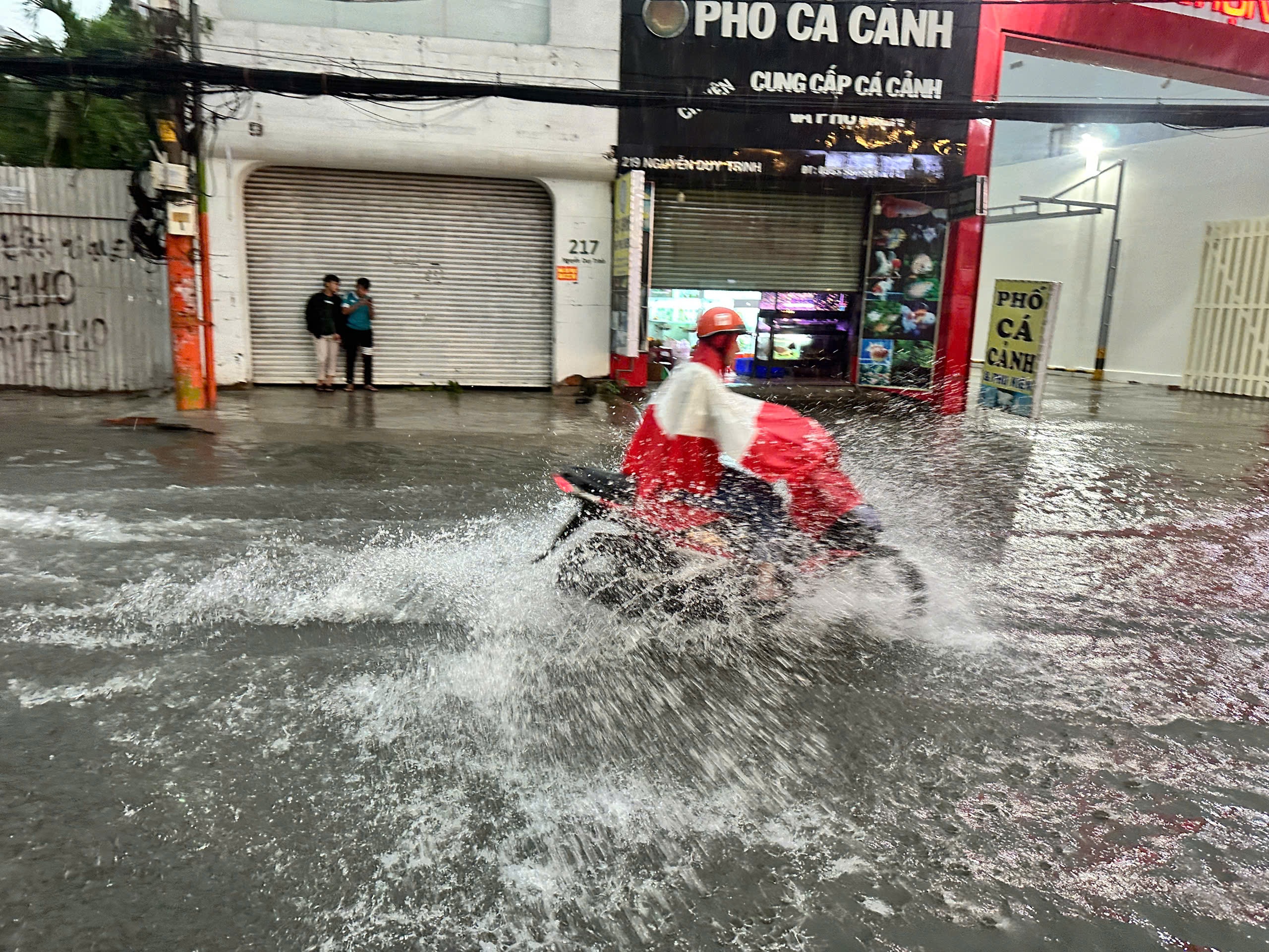 TP.HCM có mưa cực to: Nắp cống bung, nước cuồn cuộn ngập gần bánh xe- Ảnh 8.