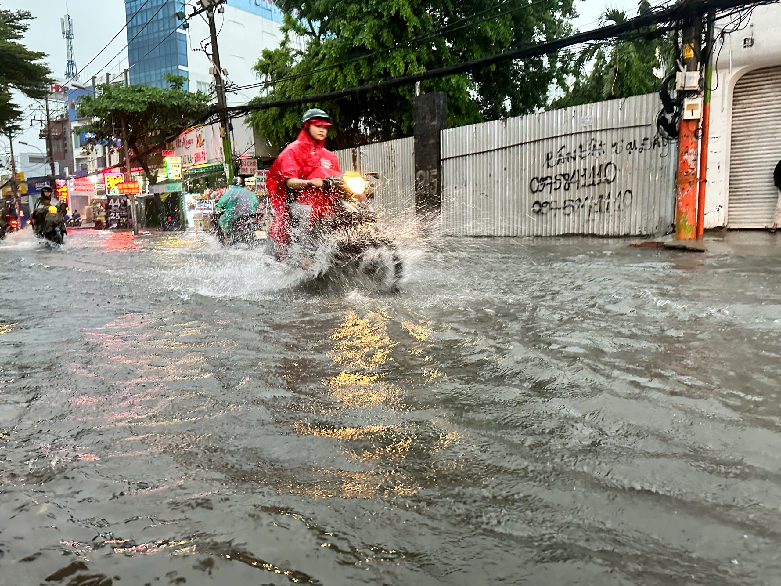 TP.HCM có mưa cực to: Nắp cống bung, nước cuồn cuộn ngập gần bánh xe- Ảnh 7.