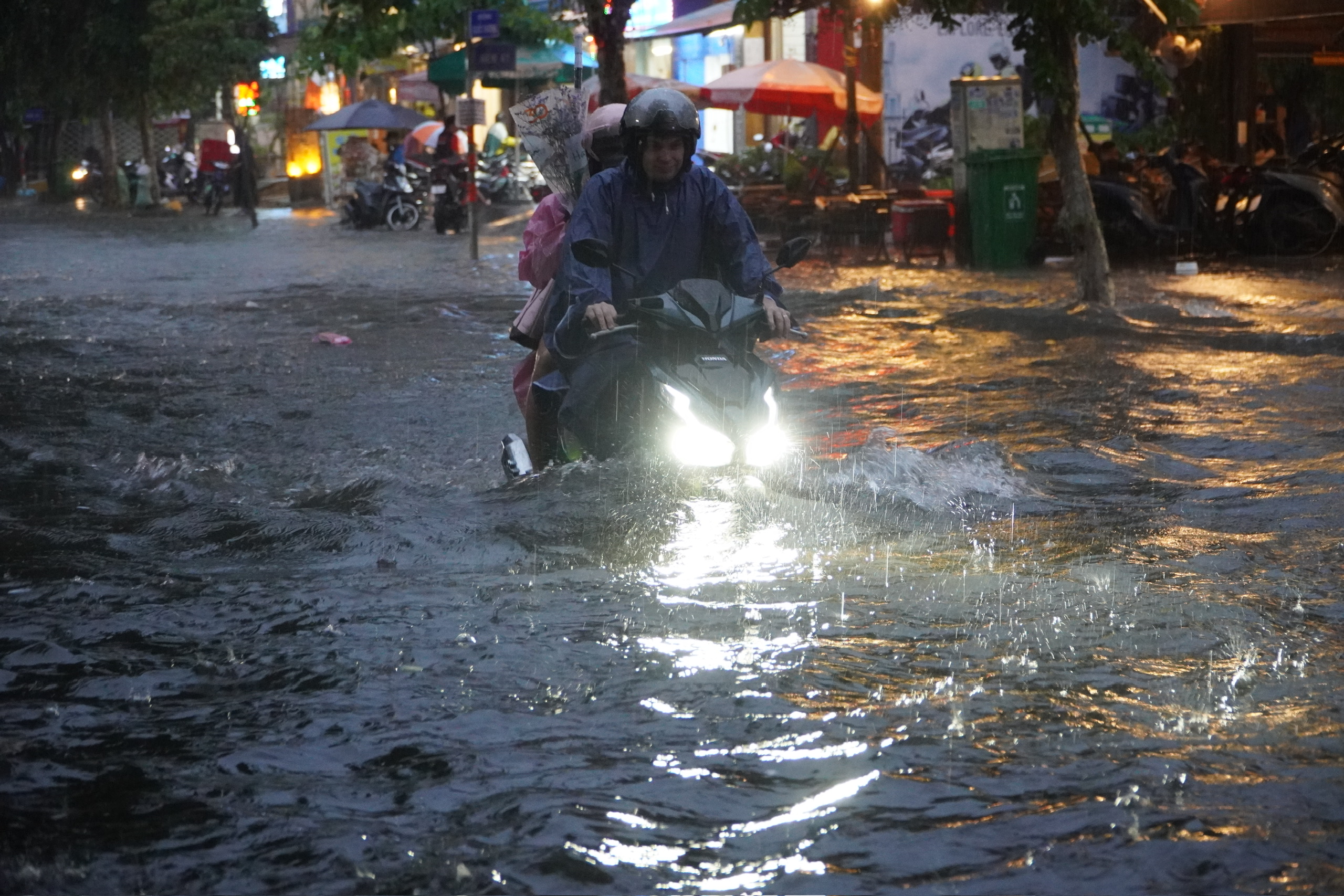 TP.HCM có mưa cực to: Nắp cống bung, nước cuồn cuộn ngập gần bánh xe- Ảnh 9.