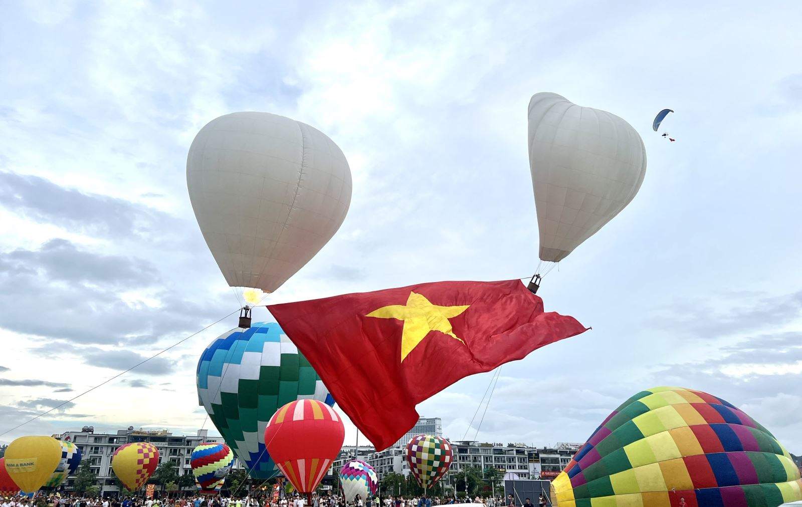 Du khách thích thú bay khinh khí cầu, bơi biển Hạ Long - Ảnh 2.