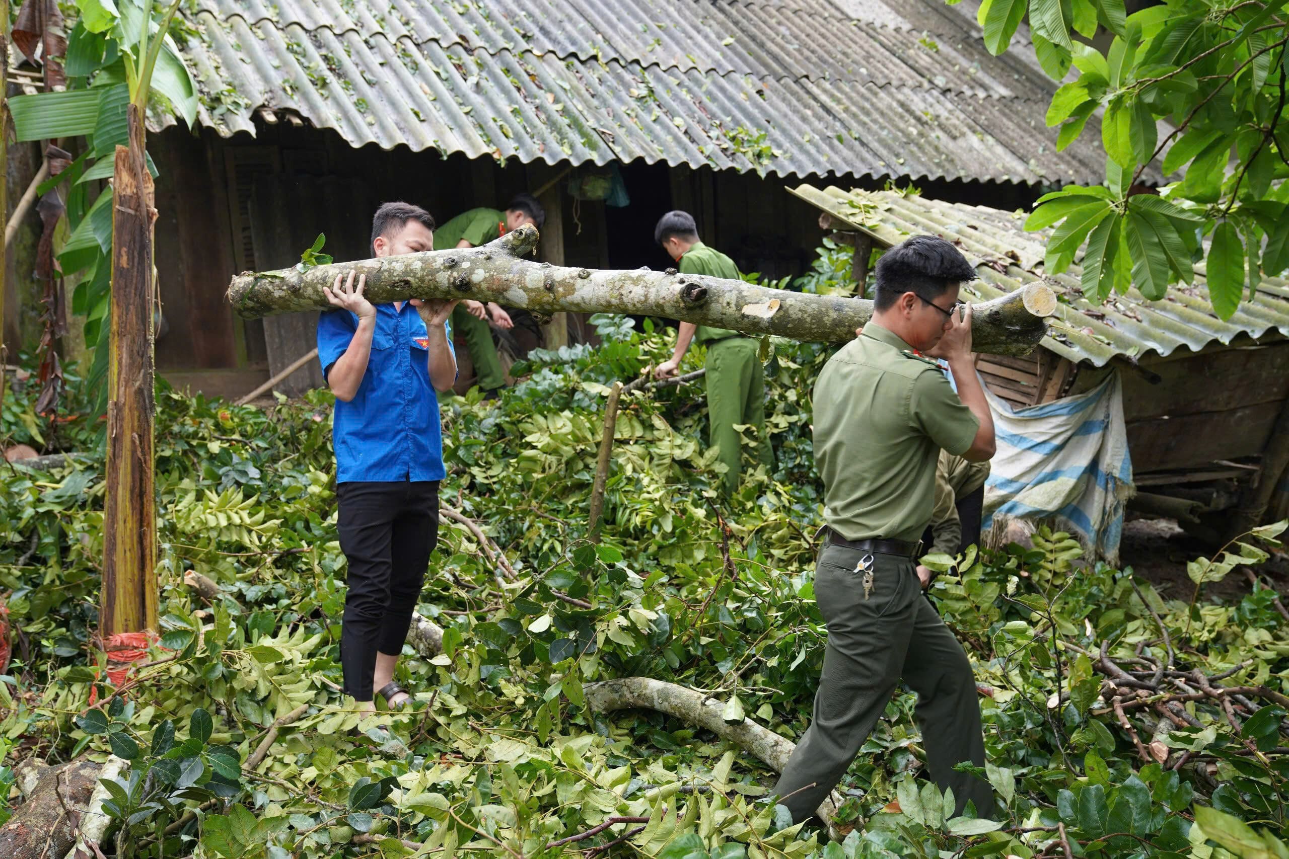 Hàng trăm đội hình thanh niên xông pha giúp dân khắc phục thiệt hại sau bão- Ảnh 2.