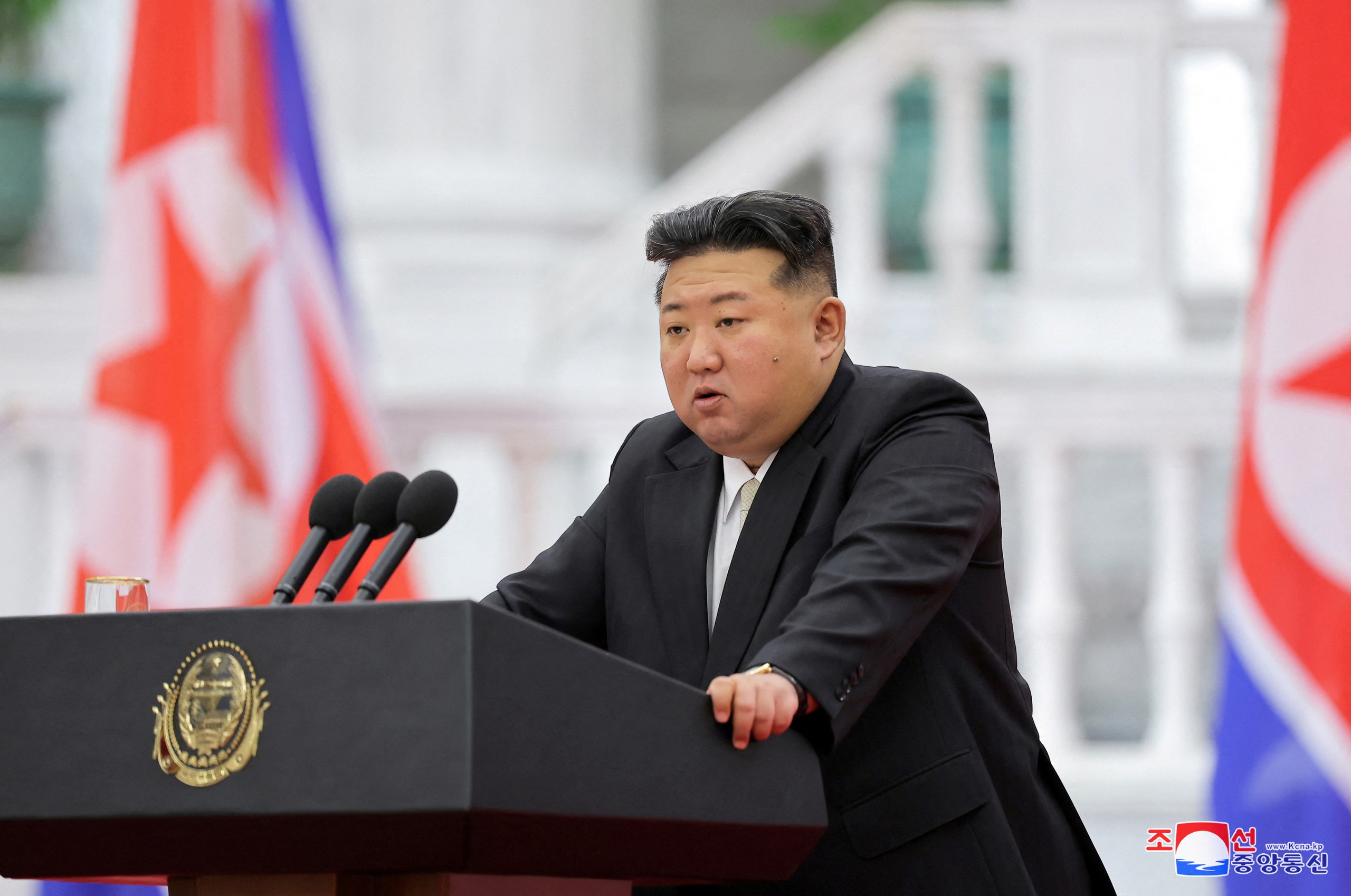 Ông Kim Jong-un hé lộ xe phóng tên lửa lớn nhất, chỉ thị tăng sức mạnh hạt nhân- Ảnh 1.