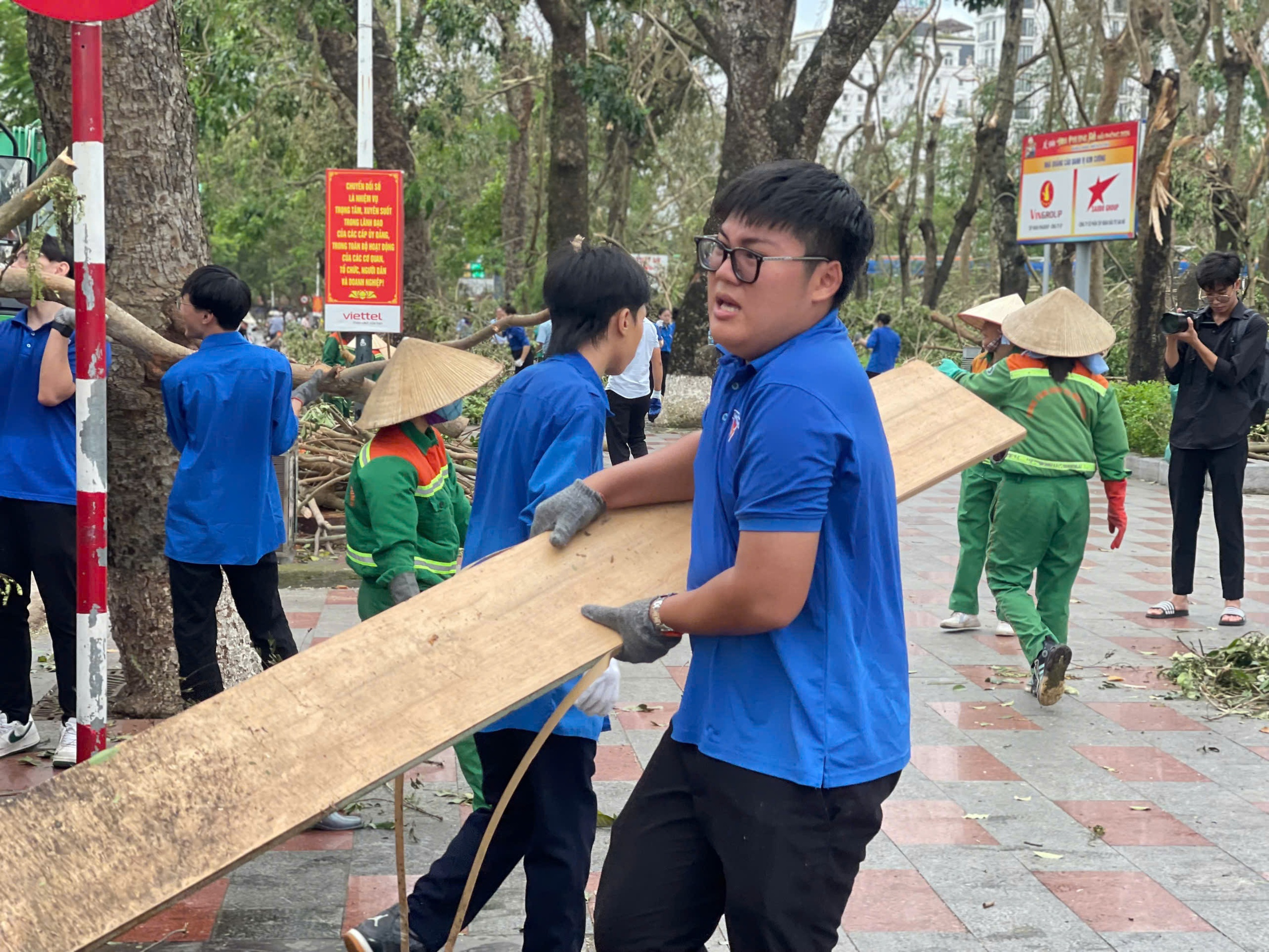 Hàng trăm đội hình thanh niên xông pha giúp dân khắc phục thiệt hại sau bão - Ảnh 4.