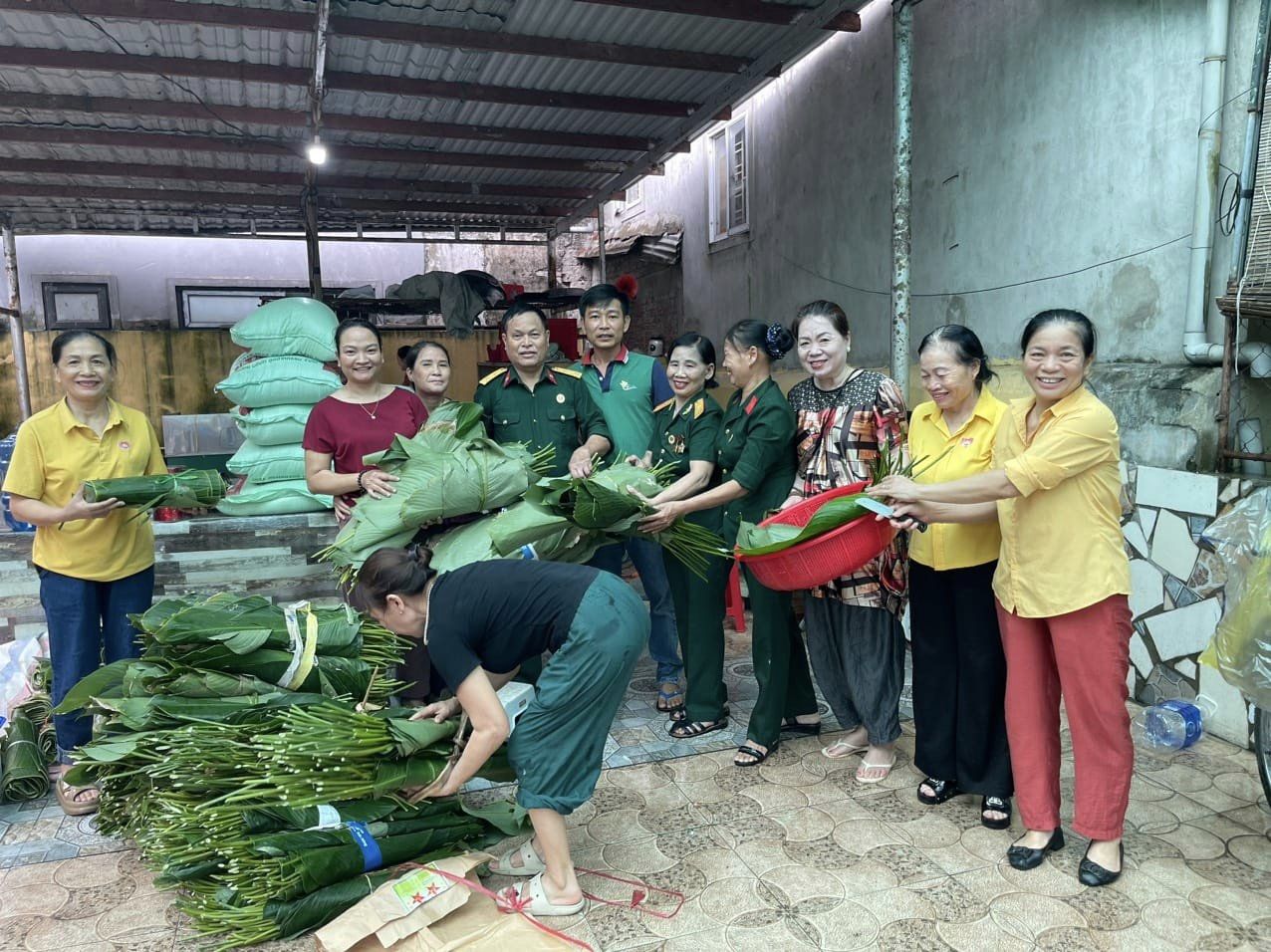 'Bão tim' hình ảnh người Nghệ An nấu bánh chưng tặng bà con vùng lũ phía bắc- Ảnh 6.