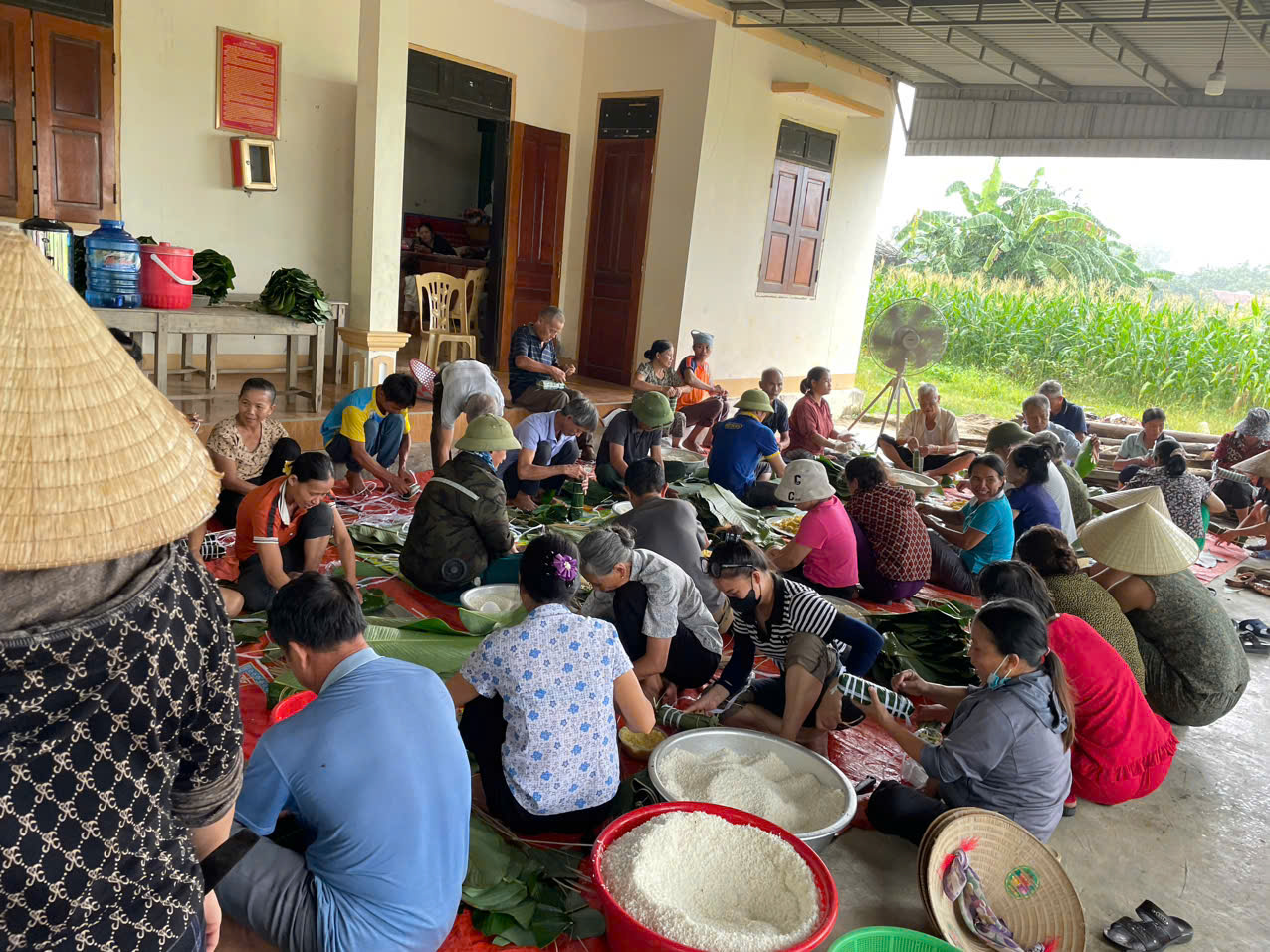 'Bão tim' hình ảnh người Nghệ An nấu bánh chưng tặng bà con vùng lũ phía bắc- Ảnh 3.