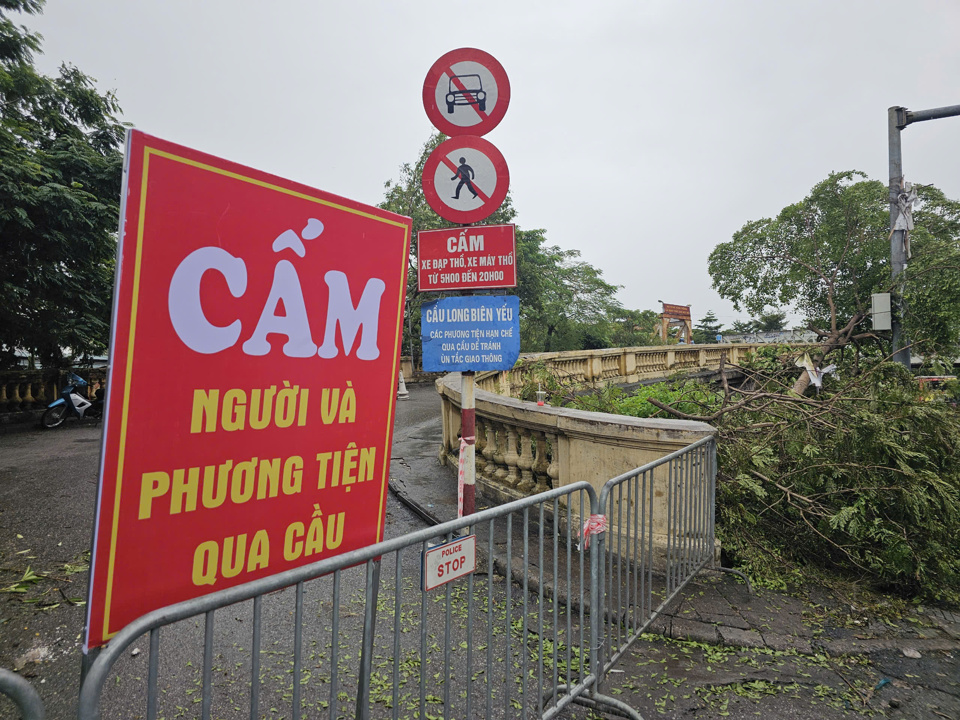 Hà Nội: Cấm mọi phương tiện qua cầu Long Biên vì lũ sông Hồng quá nguy hiểm- Ảnh 1.