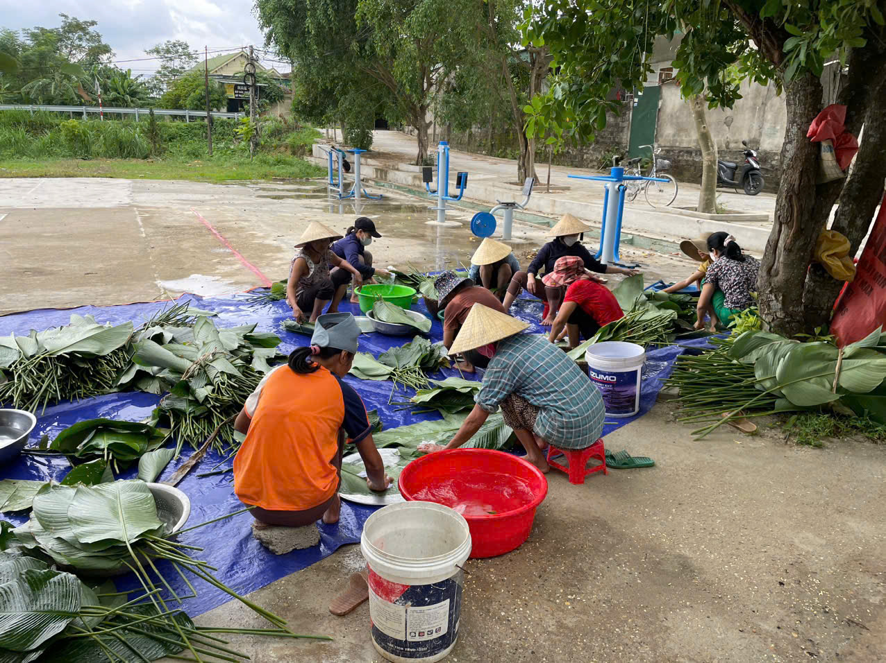 'Bão tim' hình ảnh người Nghệ An nấu bánh chưng tặng bà con vùng lũ phía bắc- Ảnh 2.