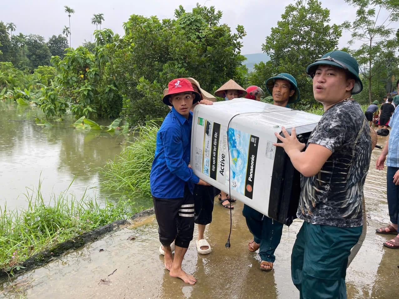 Hàng trăm đội hình thanh niên xông pha giúp dân khắc phục thiệt hại sau bão - Ảnh 5.