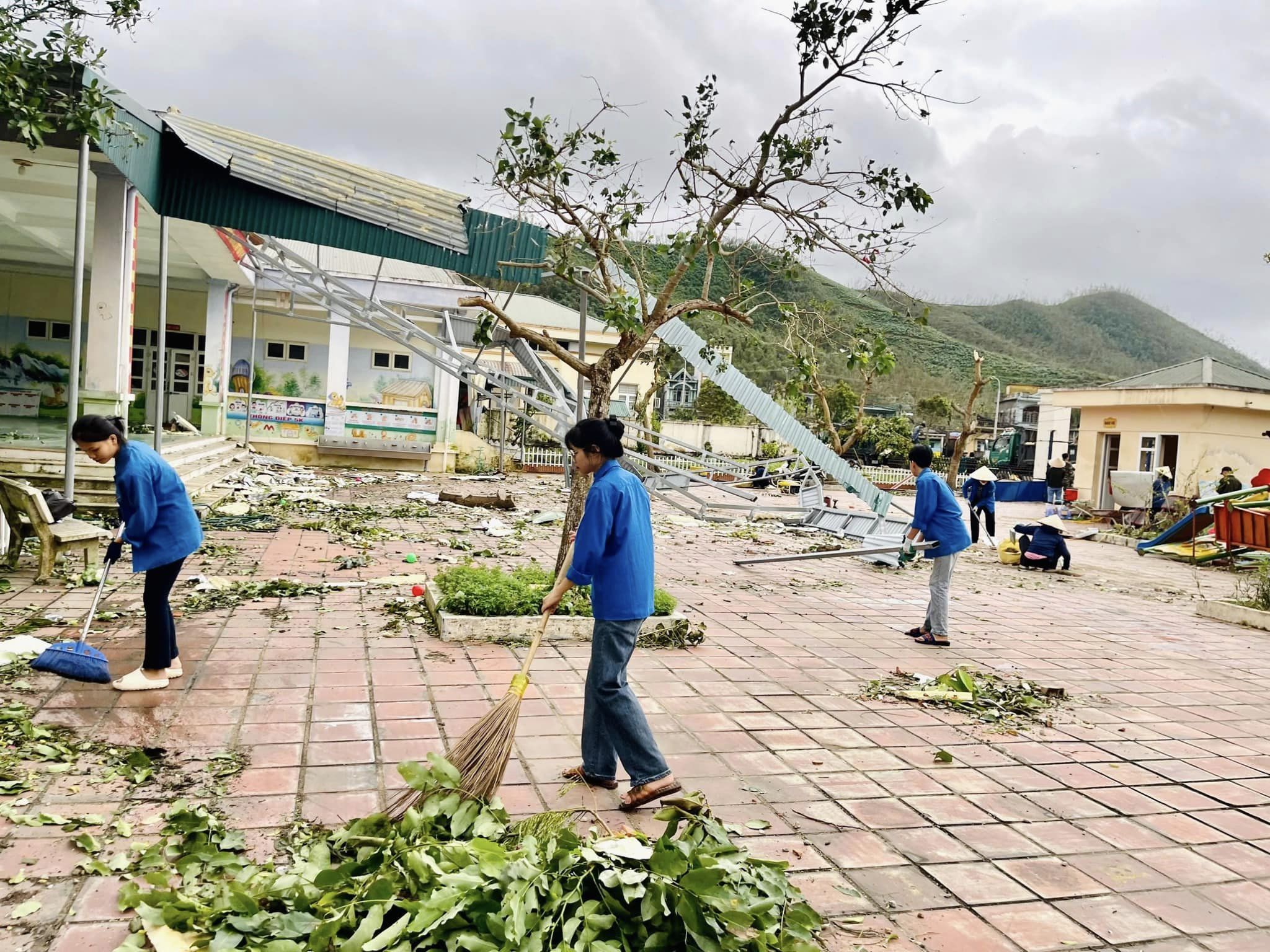 Hàng trăm đội hình thanh niên xông pha giúp dân khắc phục thiệt hại sau bão- Ảnh 6.